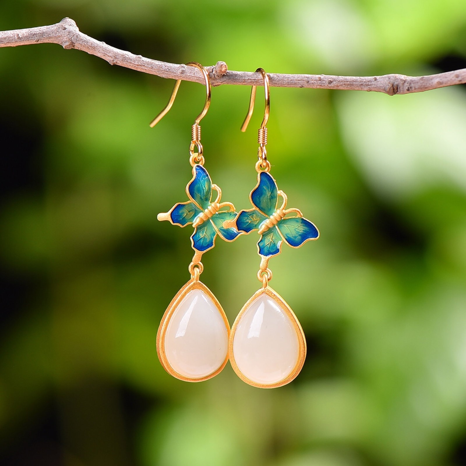 A Pair of Exquisite Sterling Silver-Gold Plated Inlaid White Jade Enamel Earrings: A Pair of Exquisite Sterling Silver-Gold Plated Inlaid White Jade Enamel Earrings,Size:0.4inx0.6in
