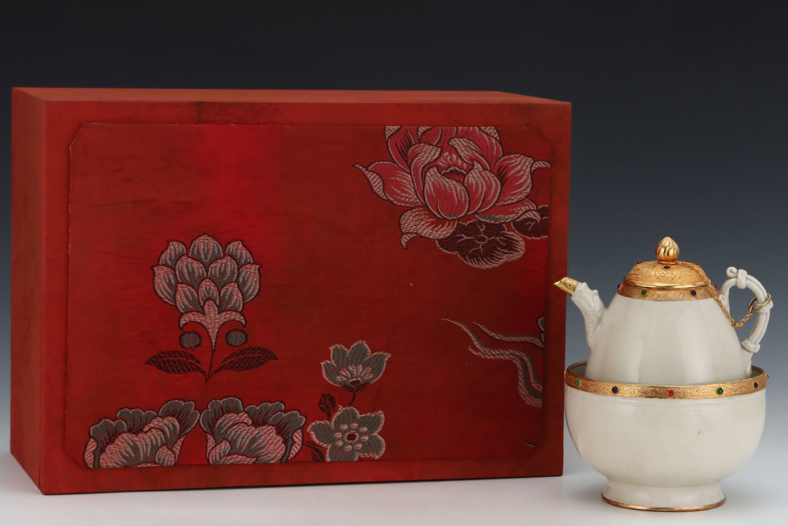 An Exquisite Ding yao Cover with Gold Food Vessel,Inlaid Gems: An Exquisite Ding yao Cover with Gold Food Vessel,Inlaid Gems,Song Dynasty,China,Size:9.1inx10.8in 定窑包金温酒器,嵌宝石,中国