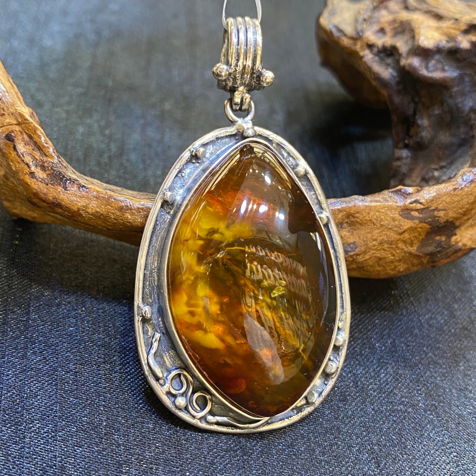 An Exquisite Beeswax Inlaid Silver Necklace: An Exquisite Beeswax Inlaid Silver Necklace,Size:1.3in,Weight:16.6g 蜜蜡镶银项链