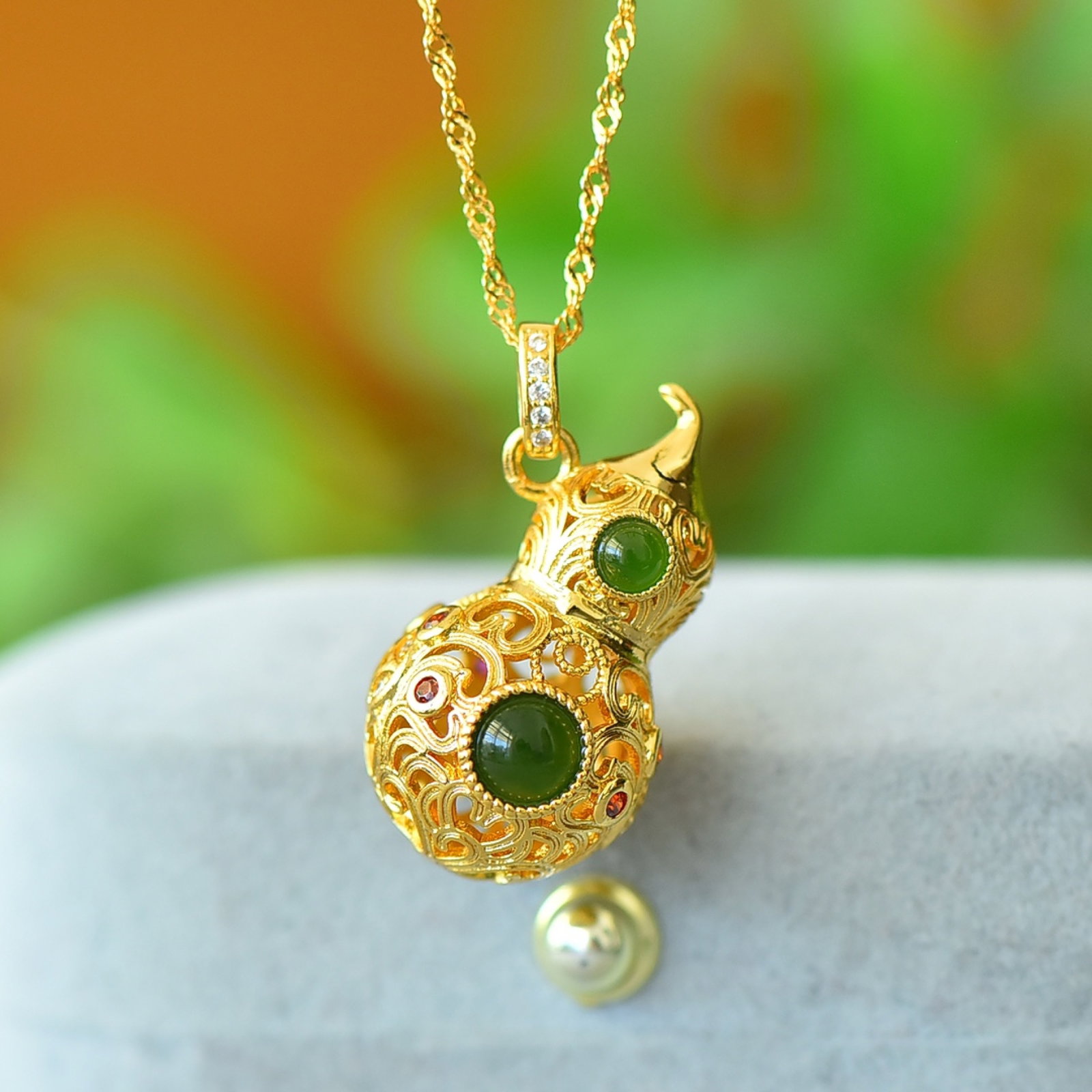 An Exquisite Bronze-Gold Plated Inlaid Jasper Gourd Necklace: An Exquisite Bronze-Gold Plated Inlaid Jasper Gourd Necklace,Size:0.2inx0.2in 铜镀金镶碧玉葫芦项链
