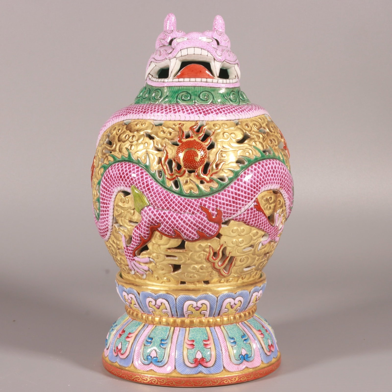 An Exquisite Gold Ground Enamel Auspicious Cloud and Dragon Pattern Censer: An Exquisite Gold Ground Enamel Auspicious Cloud and Dragon Pattern Censer,Qing Dynasty,China,Qianlong Six-character Mark,Size:9.1inx5.1in 金地珐琅彩祥云Ƙ