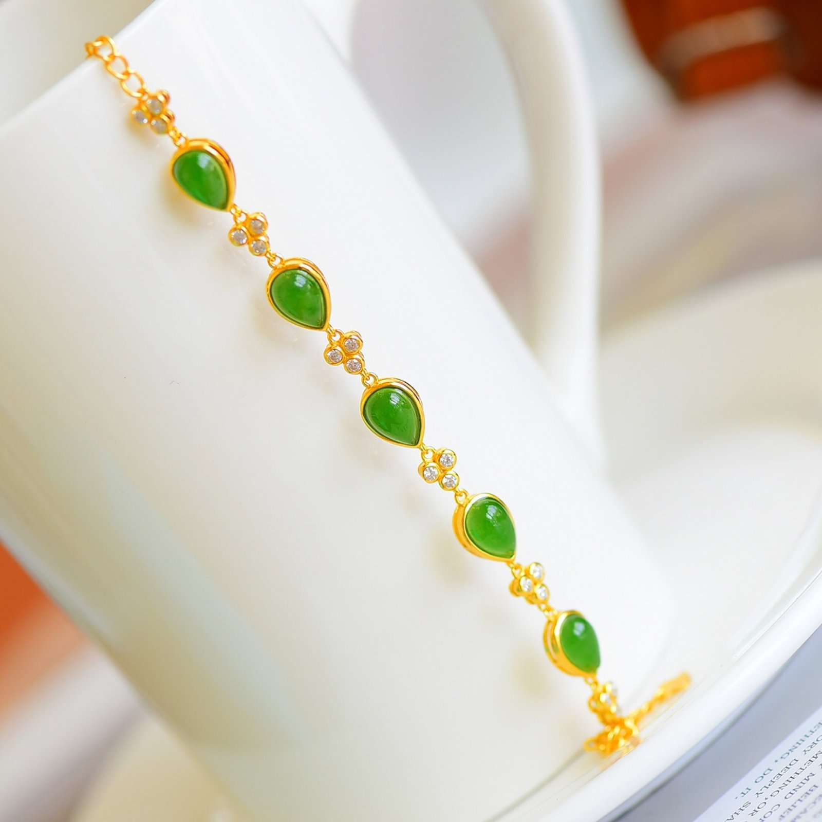 An Exquisite Sterling Silver-Gold Plated Inlaid Jasper Bracelet,Inlaid Diamond: An Exquisite Sterling Silver-Gold Plated Inlaid Jasper Bracelet,Inlaid Diamond 纯银镀金镶碧玉手链,嵌钻石