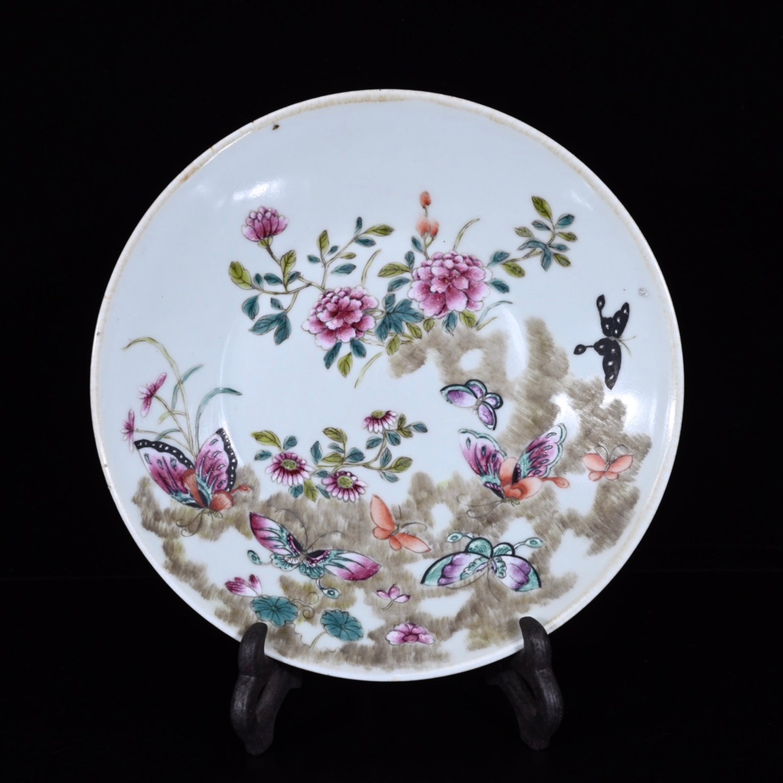 An Exquisite Famille-Rose Flower and Butterfly Pattern Plate: An Exquisite Famille-Rose Flower and Butterfly Pattern Plate,Qing Dynasty,China,Qianlong Four-character Mark,Size:1.4inx8.5in