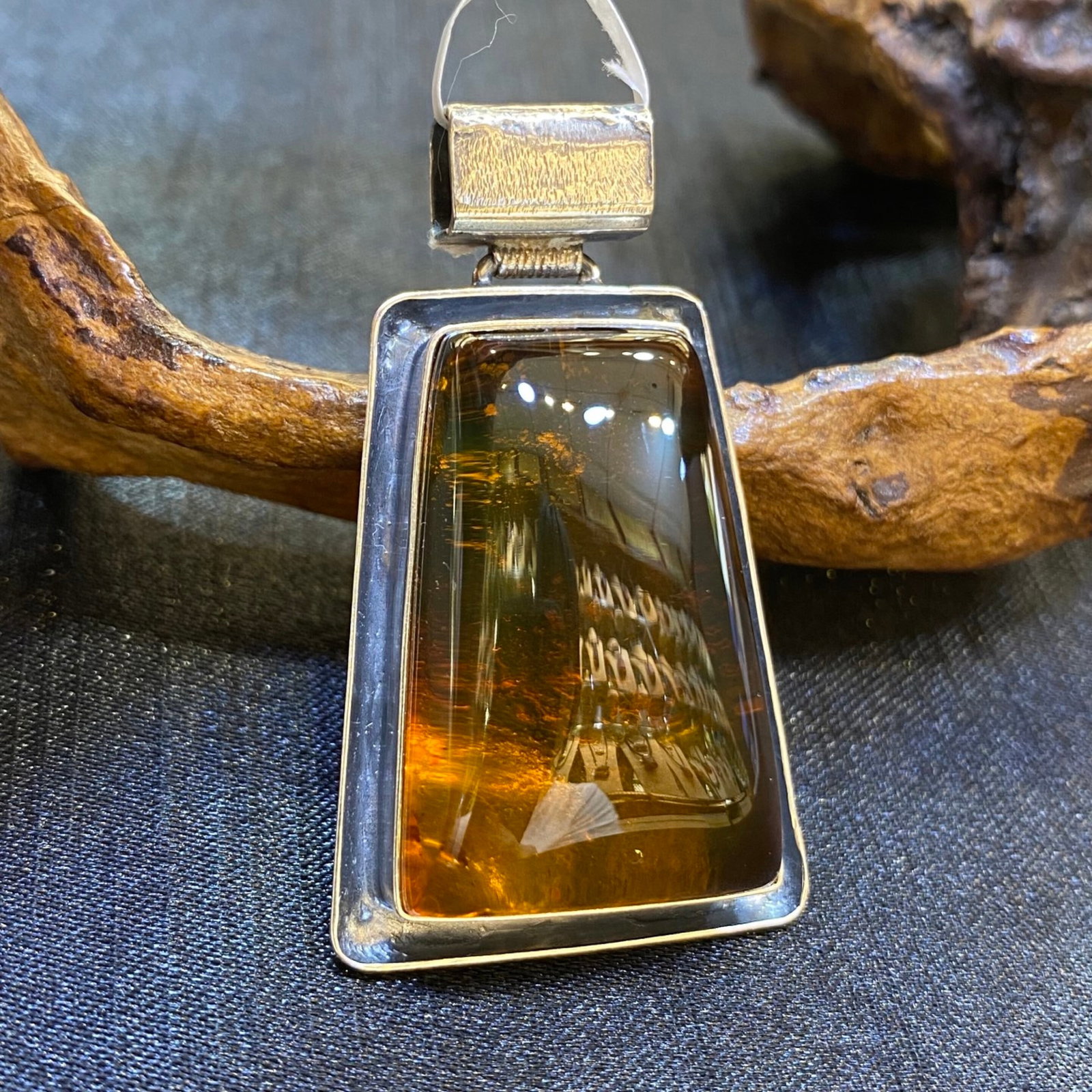 An Exquisite Beeswax Inlaid Silver Necklace: An Exquisite Beeswax Inlaid Silver Necklace,Size:1.1in,Weight:13.1g 蜜蜡镶银项链