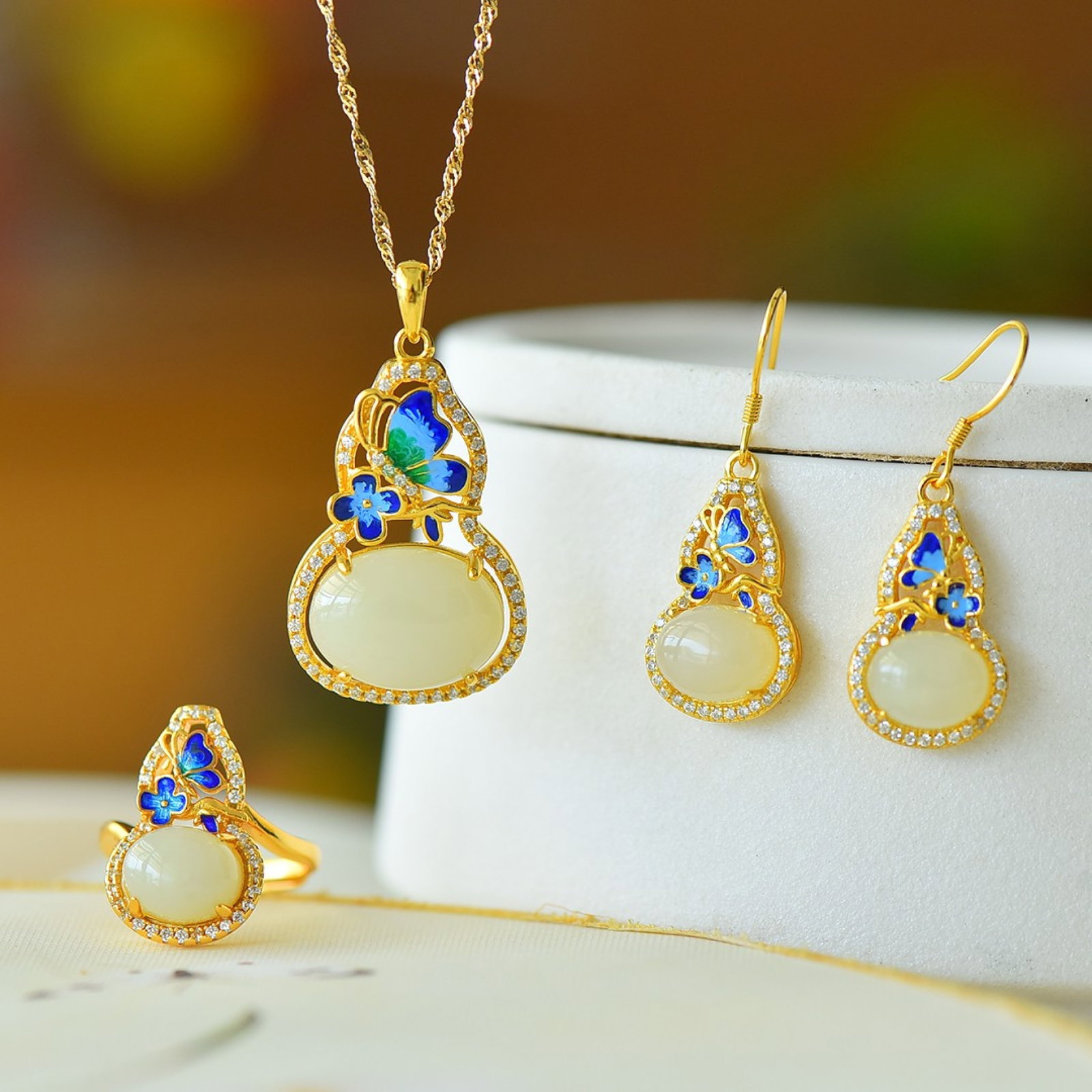 A Set of Fine Sterling Silver-Gold Plated Inlaid White Jade Jewelrys: A Set of Fine Sterling Silver-Gold Plated Inlaid White Jade Jewelrys 一套纯银镀金镶白玉首饰