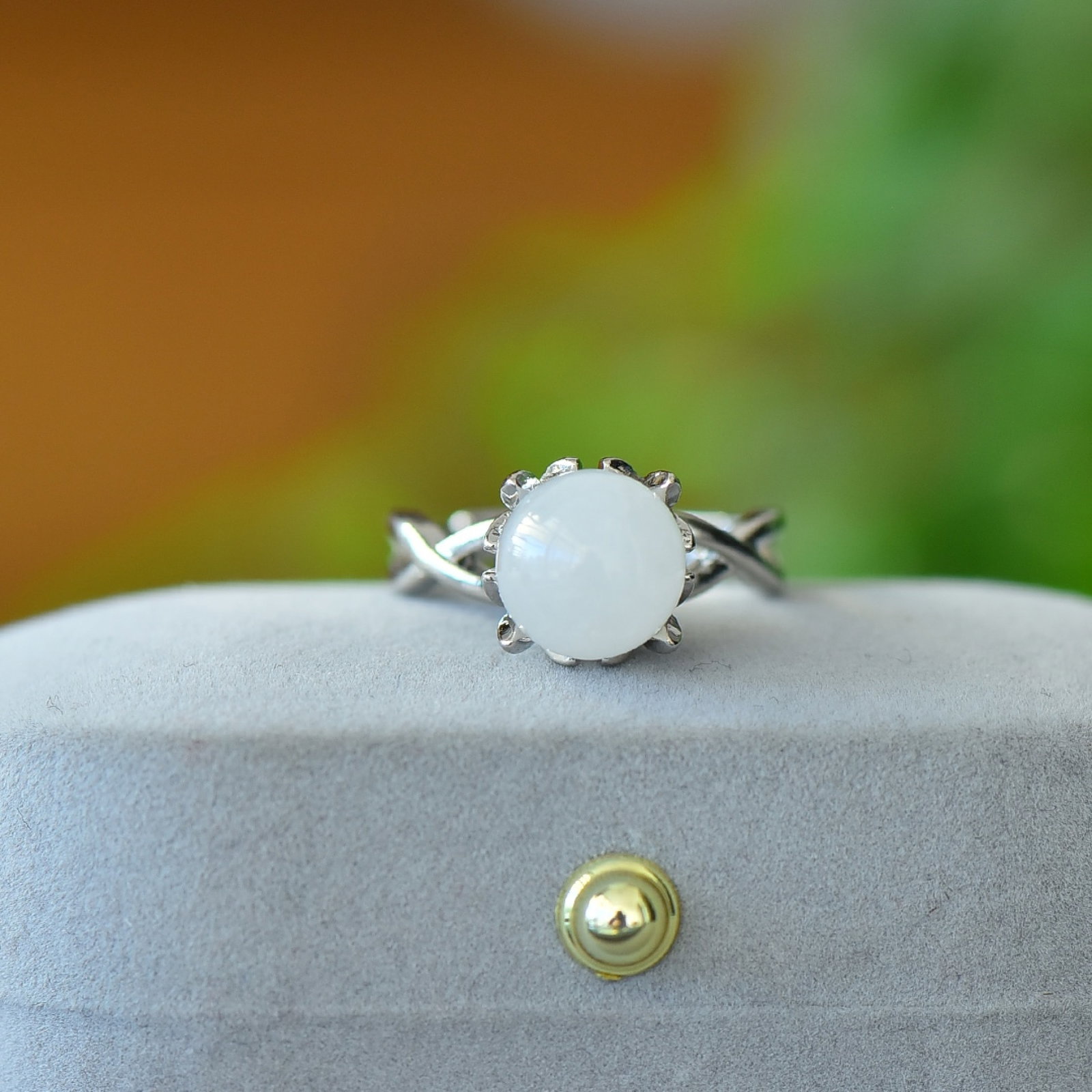 An Exquisite Bronze Inlaid White Jade Ring: An Exquisite Bronze Inlaid White Jade Ring,Size:0.4inx0.4in 铜镶白玉戒指