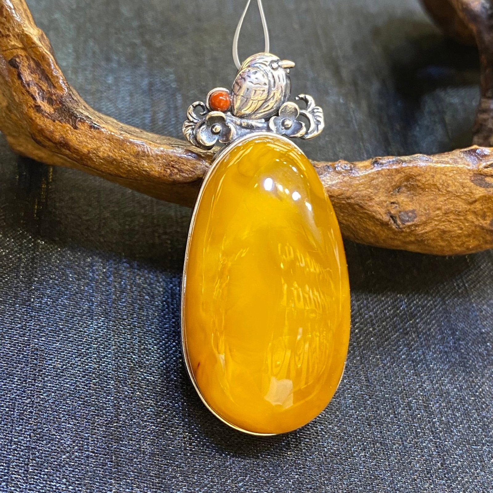 An Exquisite Beeswax Inlaid Silver Necklace: An Exquisite Beeswax Inlaid Silver Necklace,Size:0.8in,Weight:11.1g 蜜蜡镶银项链