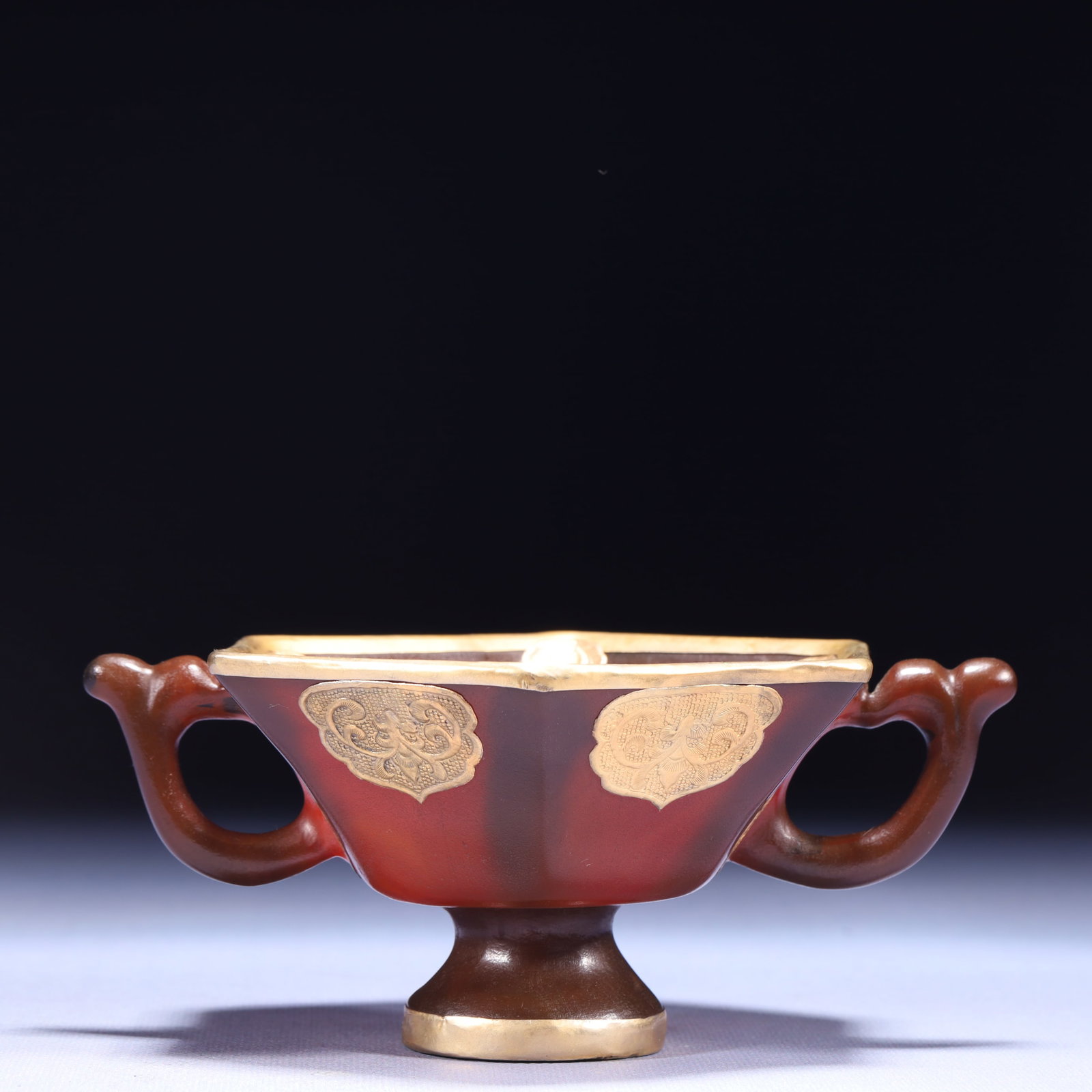 An Exquisite Agate Cover with Gold Flower Pattern Double-Ears Cup: An Exquisite Agate Cover with Gold Flower Pattern Double-Ears Cup,Qing Dynasty,China,Size:6.7inx5.1inx3in,Weight:380g