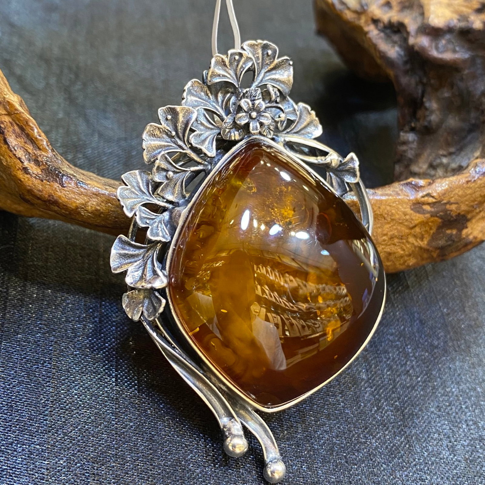 An Exquisite Beeswax Inlaid Silver Necklace: An Exquisite Beeswax Inlaid Silver Necklace,Size:1.5in,Weight:19.2g 蜜蜡镶银项链