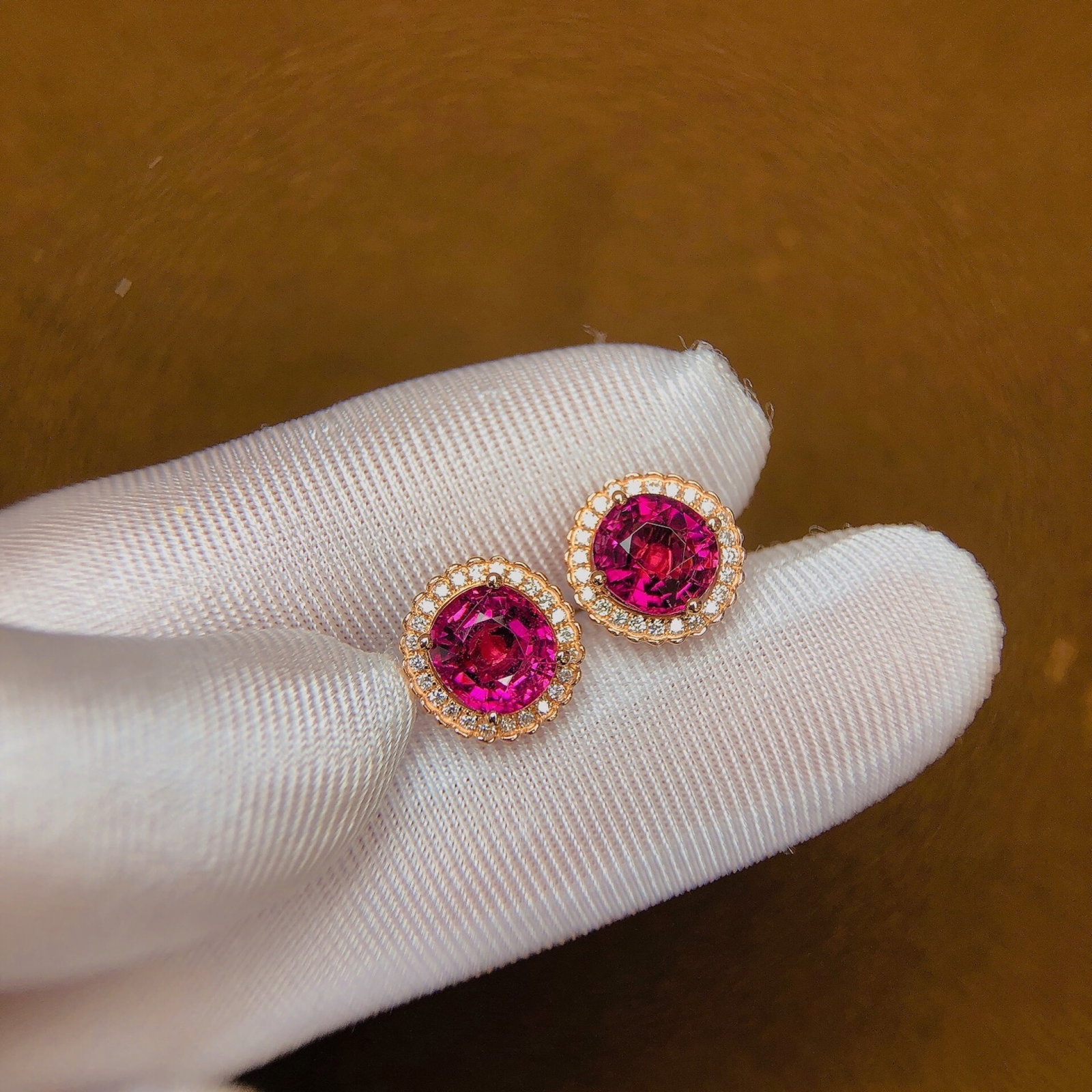 A Pair of 3.5Ctw Sterling Silver-Gold Plated Inlaid Natural Tourmaline Earrings: A Pair of 3.5Ctw Sterling Silver-Gold Plated Inlaid Natural Tourmaline Earrings,Size:0.3inx0.3in 一对3.5Ctw纯银镀金嵌天然碧玺耳&