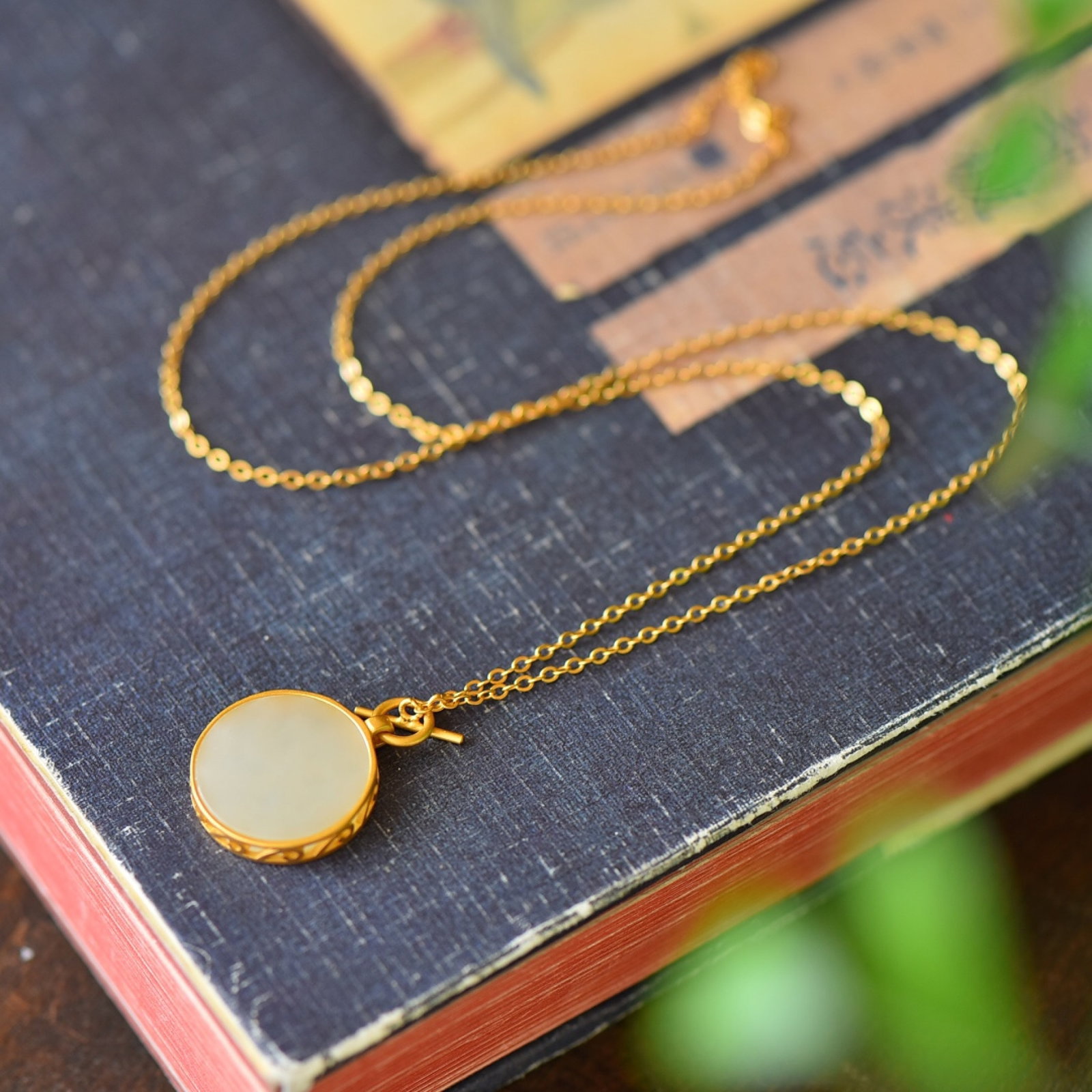 An Exquisite Sterling Silver-Gold Plated Inlaid White Jade Necklace: An Exquisite Sterling Silver-Gold Plated Inlaid White Jade Necklace,Size:0.7inx0.9in 纯银镀金镶白玉项链
