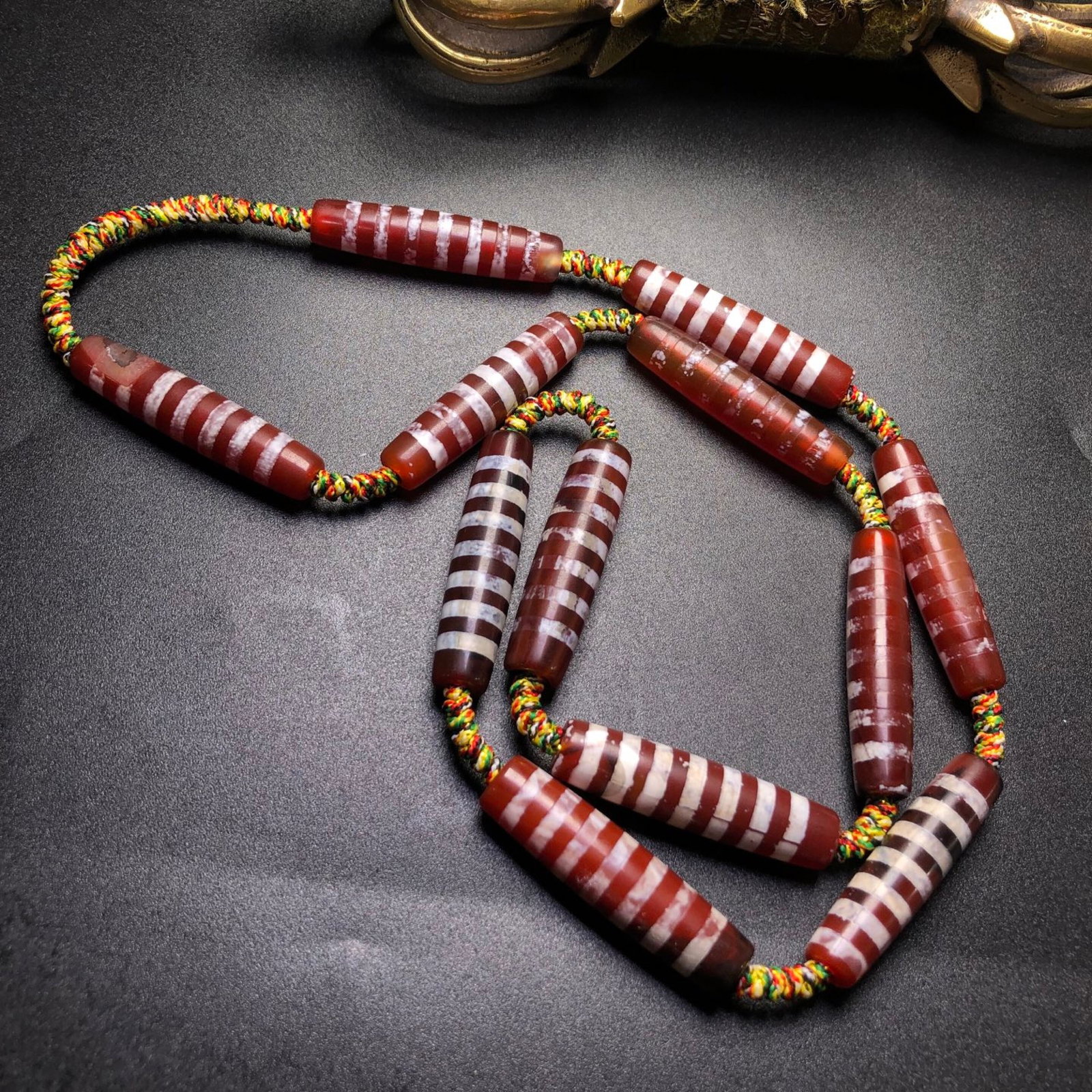 A Precious Dzi Bead Necklace: A Precious Dzi Bead Necklace,Size:1.5inx0.4in*12 天珠项链