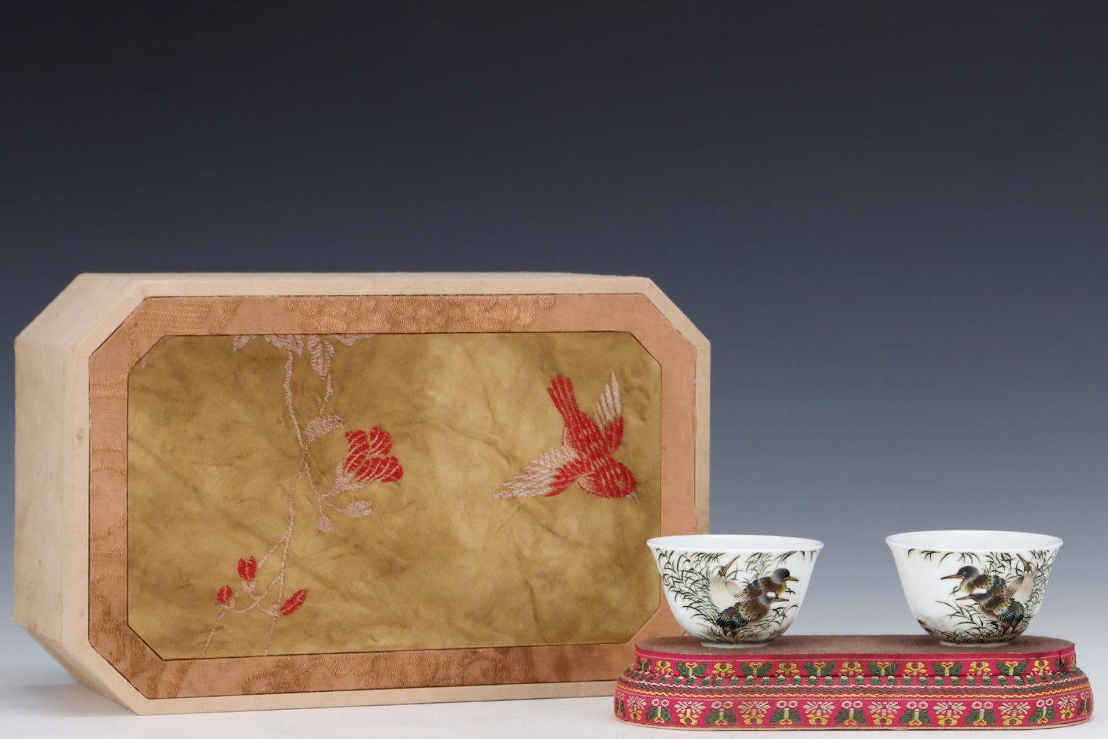 A Pair of Exquisite Famille-Rose Flower and Bird Pattern Cups,with poem: A Pair of Exquisite Famille-Rose Flower and Bird Pattern Cups,with poem,Qing Dynasty,China,Qianlong Four-character Mark,Size:1.9inx2.9in 一对粉彩花鸟纹杯