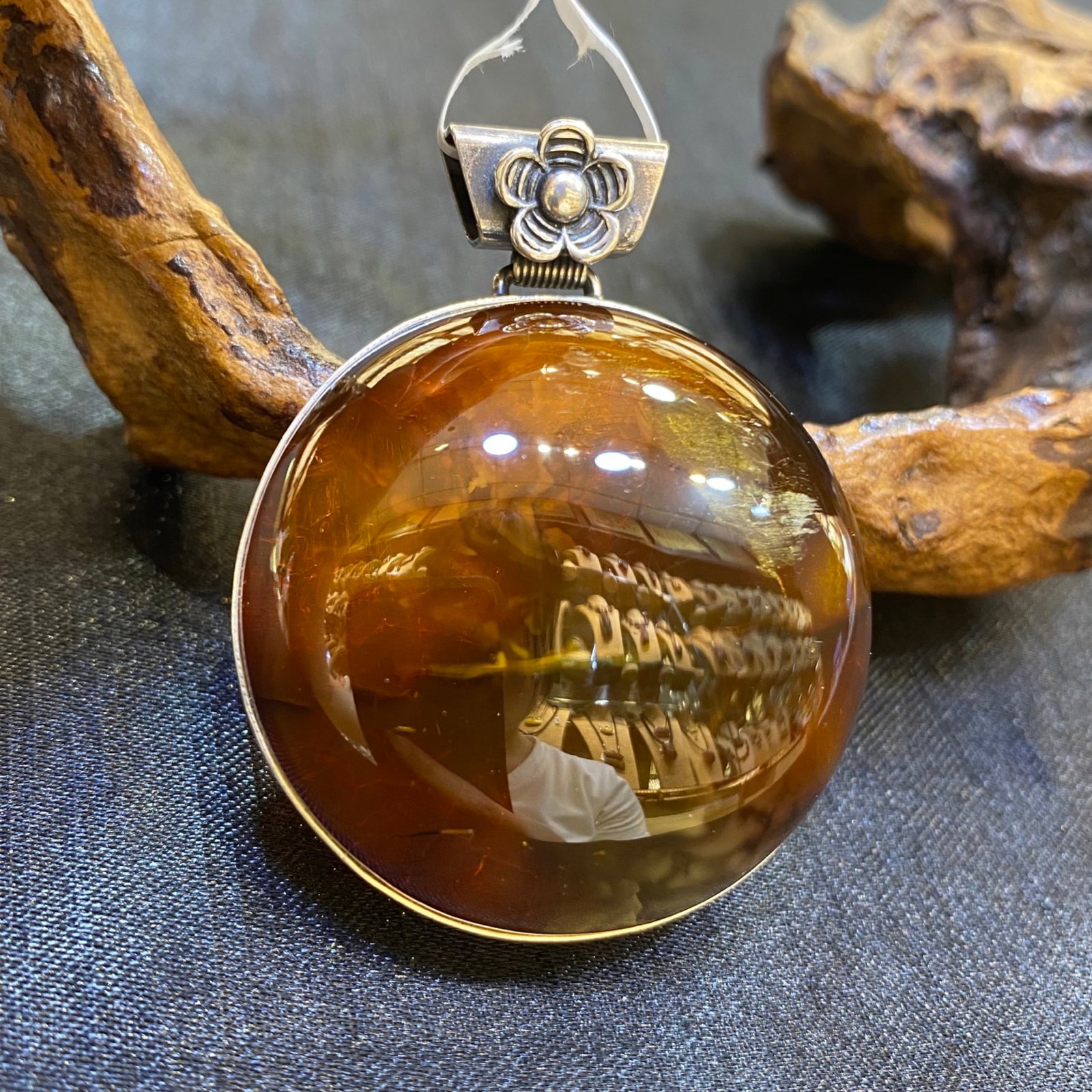An Exquisite Beeswax Inlaid Silver Necklace: An Exquisite Beeswax Inlaid Silver Necklace,Size:1.6in,Weight:20g 蜜蜡镶银项链