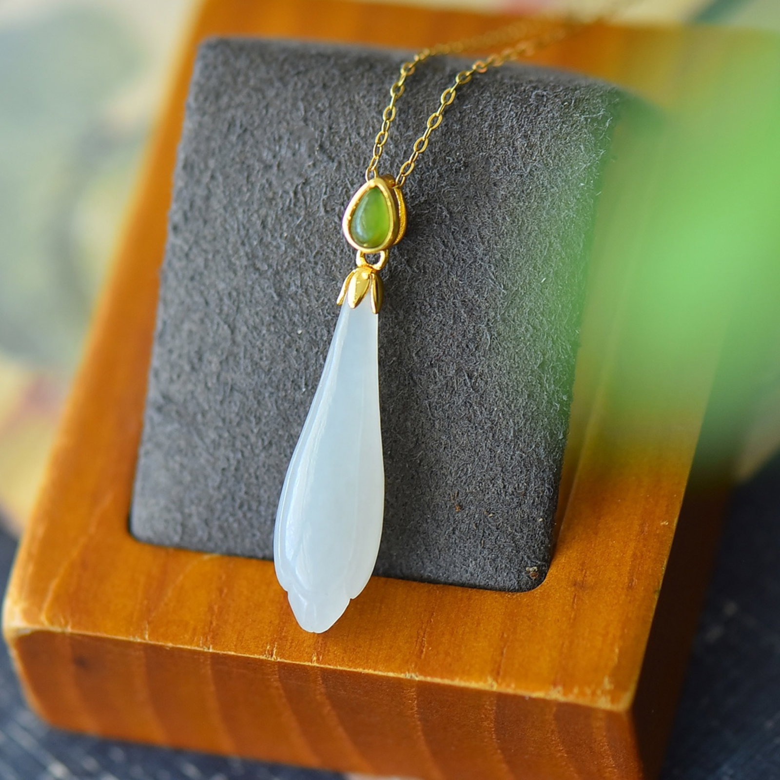An Exquisite Sterling Silver-Gold Plated Inlaid White Jade Necklace: An Exquisite Sterling Silver-Gold Plated Inlaid White Jade Necklace,Size:0.4inx1.5in 纯银镀金镶白玉项链