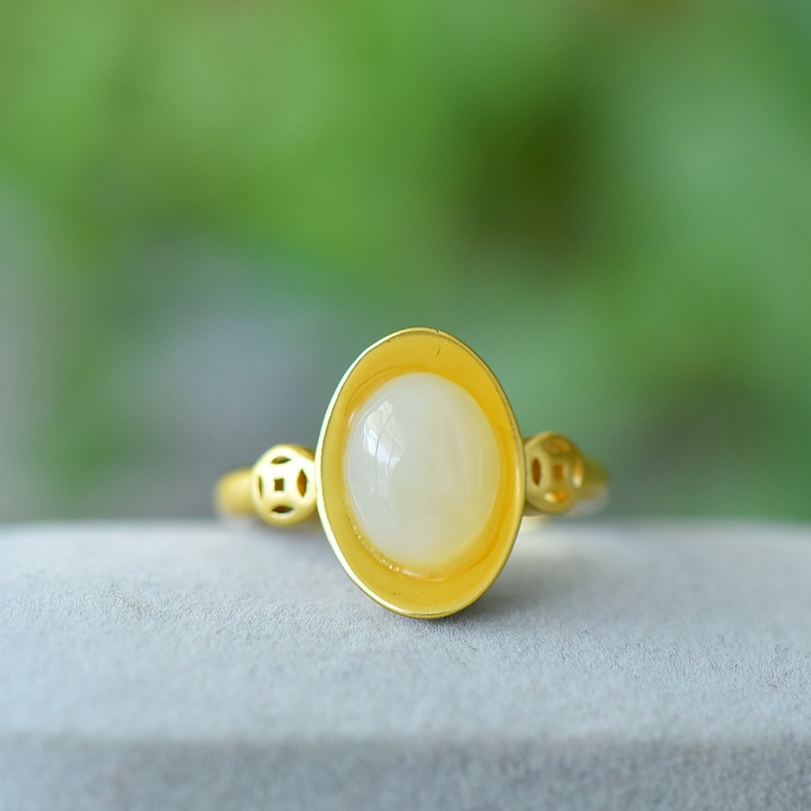 An Exquisite Bronze-Gold Plated Inlaid White Jade Ring: An Exquisite Bronze-Gold Plated Inlaid White Jade Ring,Size:0.3inx0.4in 铜镀金镶白玉戒指