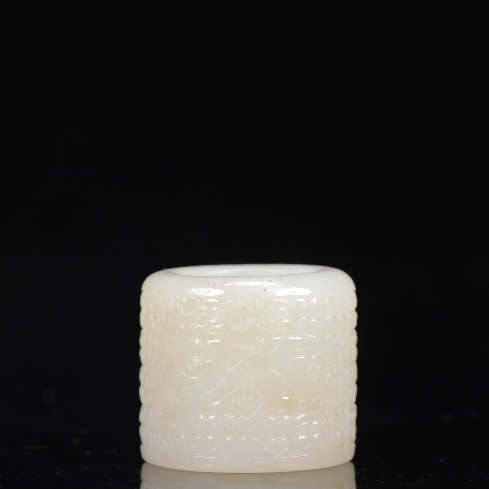 An Exquisite White Jade Dragon Pattern Thumb Ring: An Exquisite White Jade Dragon Pattern Thumb Ring,Qing Dynasty,China,Size:1.2inx1.4in,Weight:55g 白玉龙纹扳指,中国清代