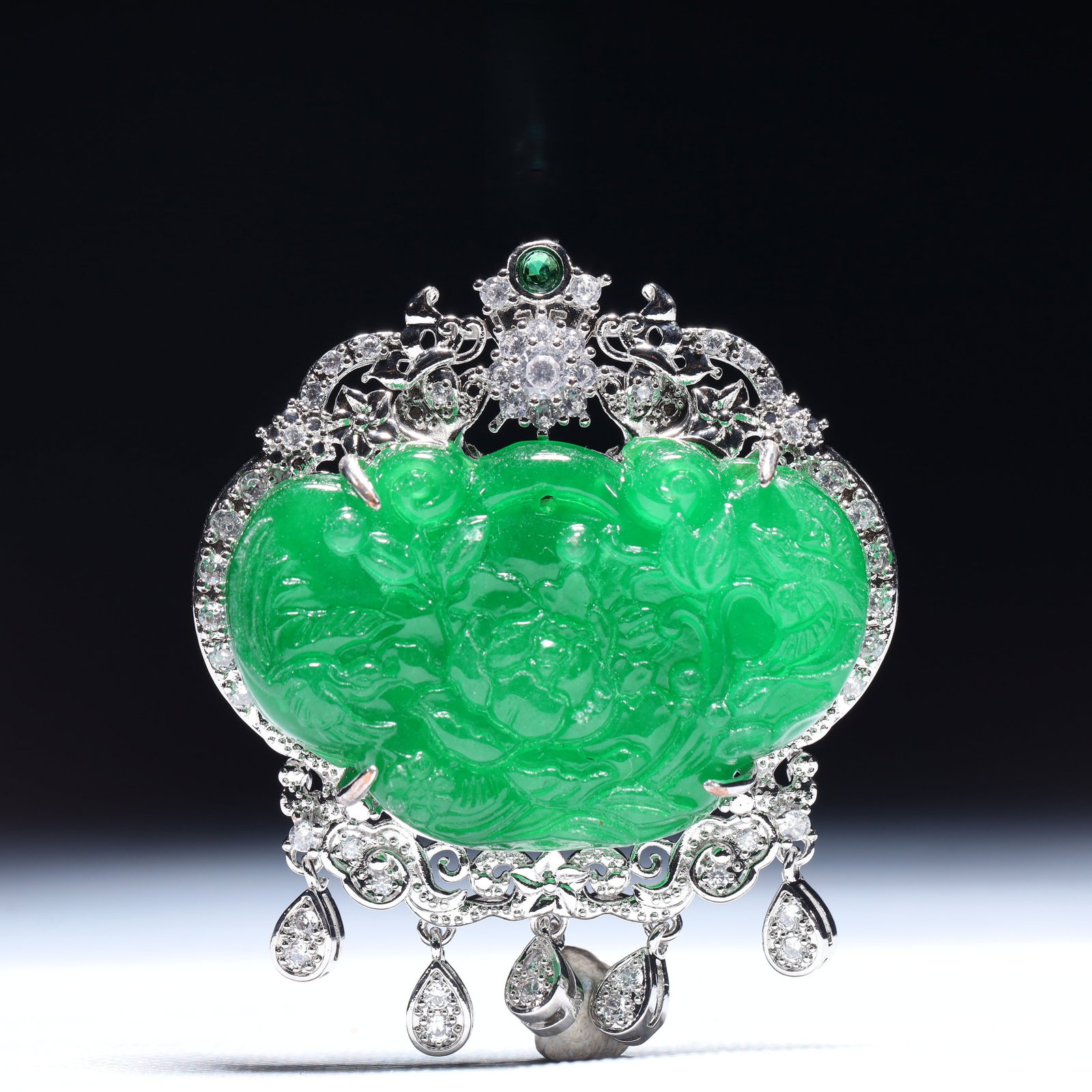 An Exquisite Flower Pattern Pendant,Inlaid Gems: An Exquisite Flower Pattern Pendant,Inlaid Gems,Size:2.2inx0.4inx2.4in,Weight:45.7g 一个精美的花卉纹吊坠,镶宝石