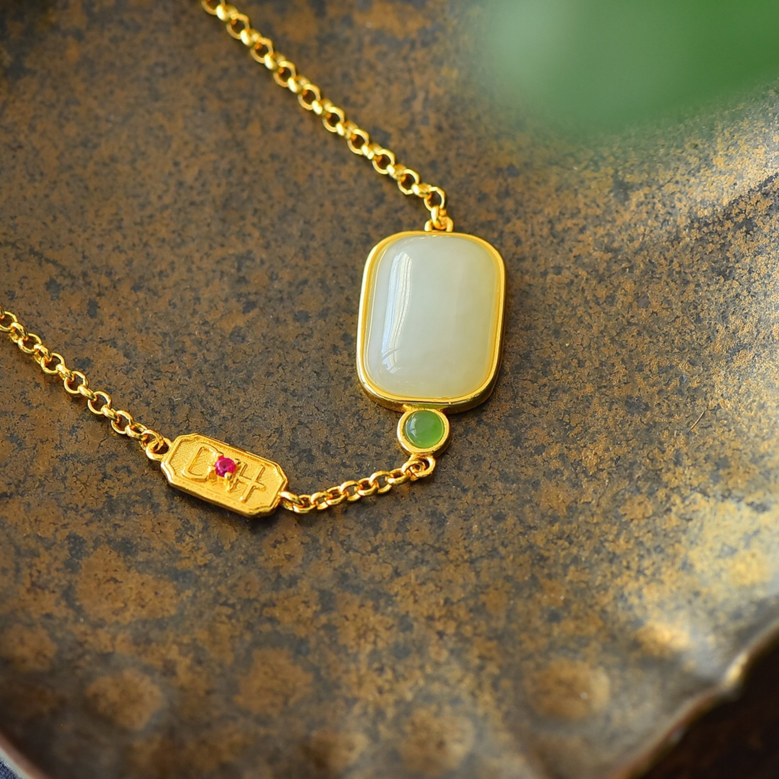 An Exquisite Sterling Silver-Gold Plated Inlaid White Jade Bracelet: An Exquisite Sterling Silver-Gold Plated Inlaid White Jade Bracelet,Size:0.4inx0.6in 纯银镀金镶白玉手链