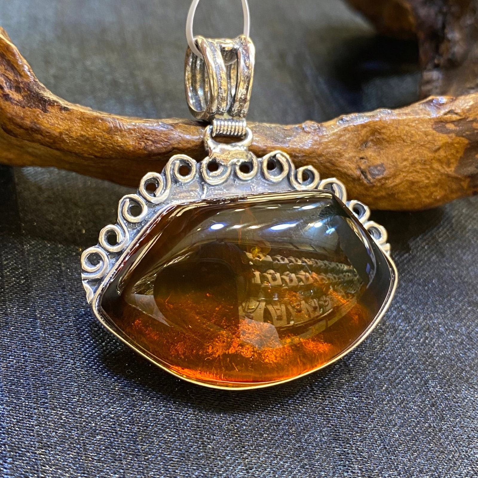 An Exquisite Beeswax Inlaid Silver Necklace: An Exquisite Beeswax Inlaid Silver Necklace,Size:1.6in,Weight:14.8g 蜜蜡镶银项链