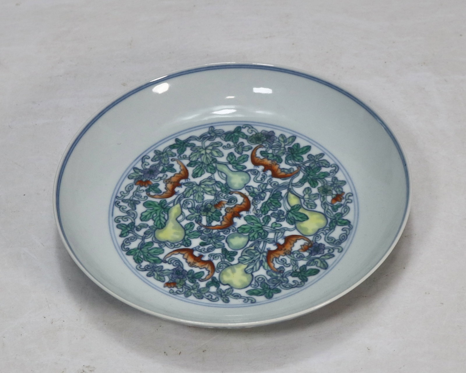 An Exquisite Doucai Bats and Gourd Pattern Plate: An Exquisite Doucai Bats and Gourd Pattern Plate,Qing Dynasty,China,Yongzheng Six-character Mark,Size:1.4inx7.7in 斗彩蝙蝠葫芦纹盘子,中Þ