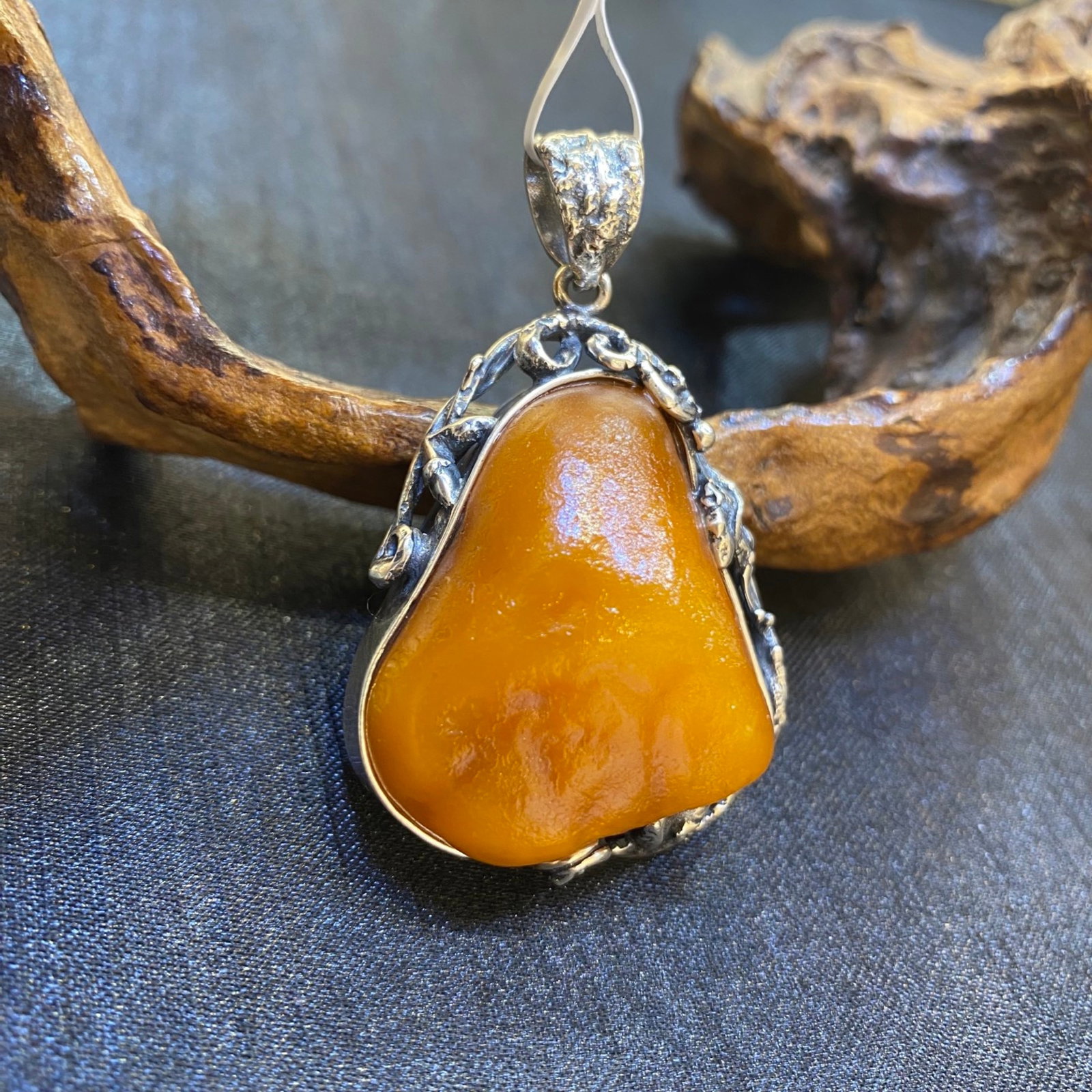 An Exquisite Beeswax Inlaid Silver Necklace: An Exquisite Beeswax Inlaid Silver Necklace,Size:1.2in,Weight:19.7g 蜜蜡镶银项链