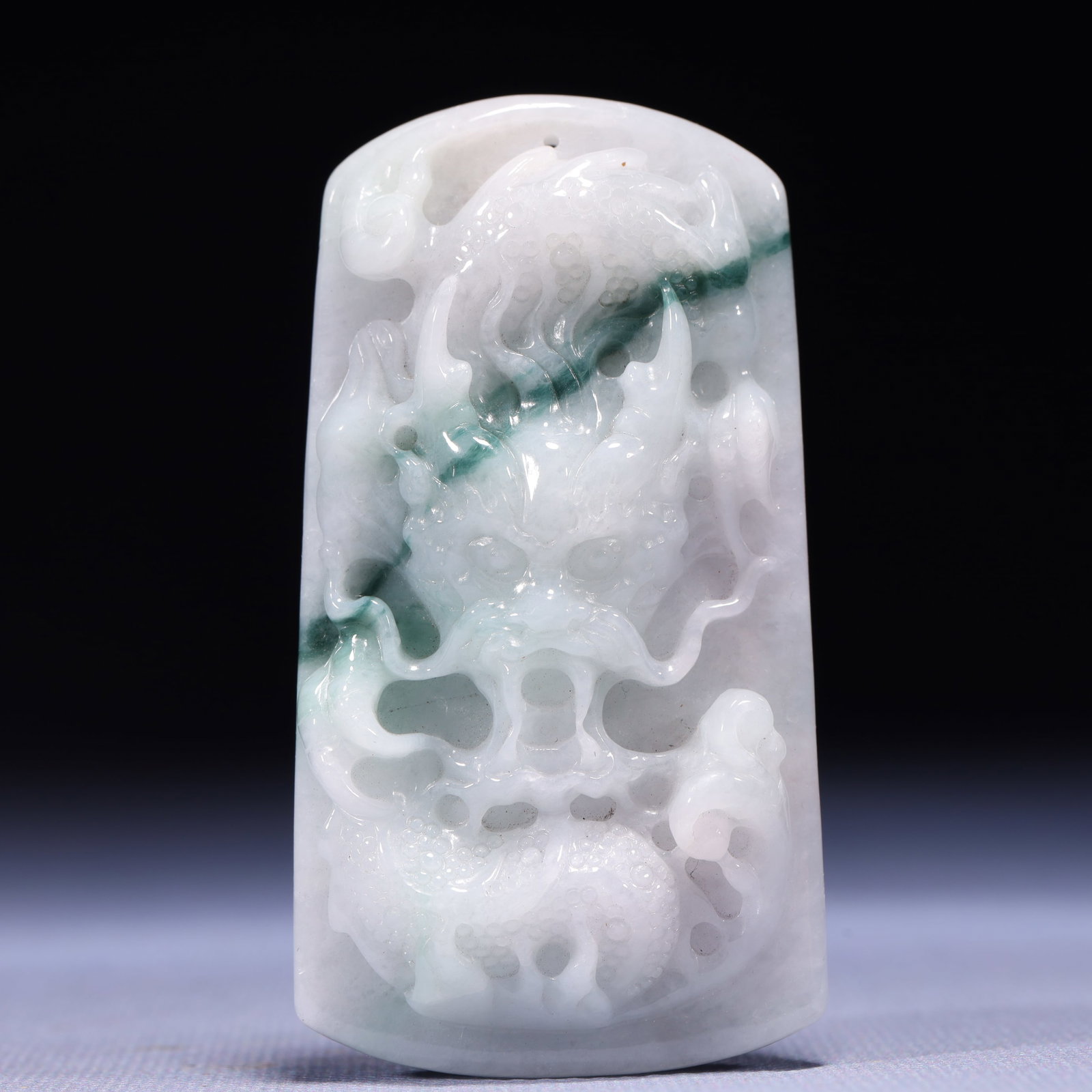 An Exquisite Jadeite Dragon Pattern Pendant: An Exquisite Jadeite Dragon Pattern Pendant,Qing Dynasty,China,Size:1.6inx0.4inx3.1in,Weight:92g 翡翠龙纹挂件,中国清代
