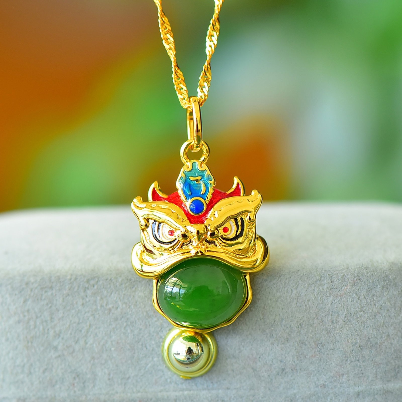 An Exquisite Bronze-Gold Plated Inlaid Jasper Lion Necklace: An Exquisite Bronze-Gold Plated Inlaid Jasper Lion Necklace,Size:0.3inx0.4in 铜镀金镶碧玉狮子项链