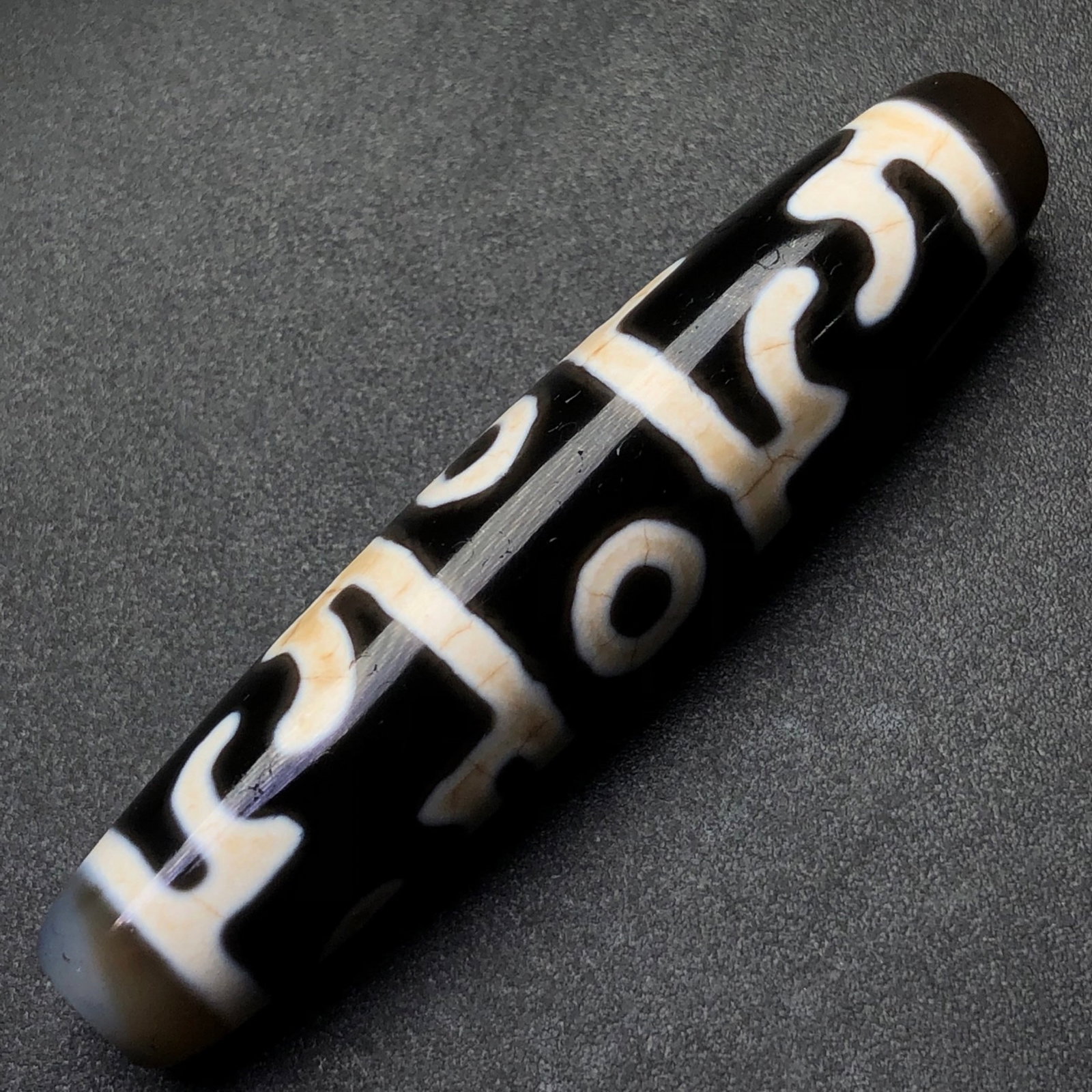 An Exquisite Dzi Bead Pendant: An Exquisite Dzi Bead Pendant,Size:2.3inx0.5in,Weight:14.5g 天珠挂件