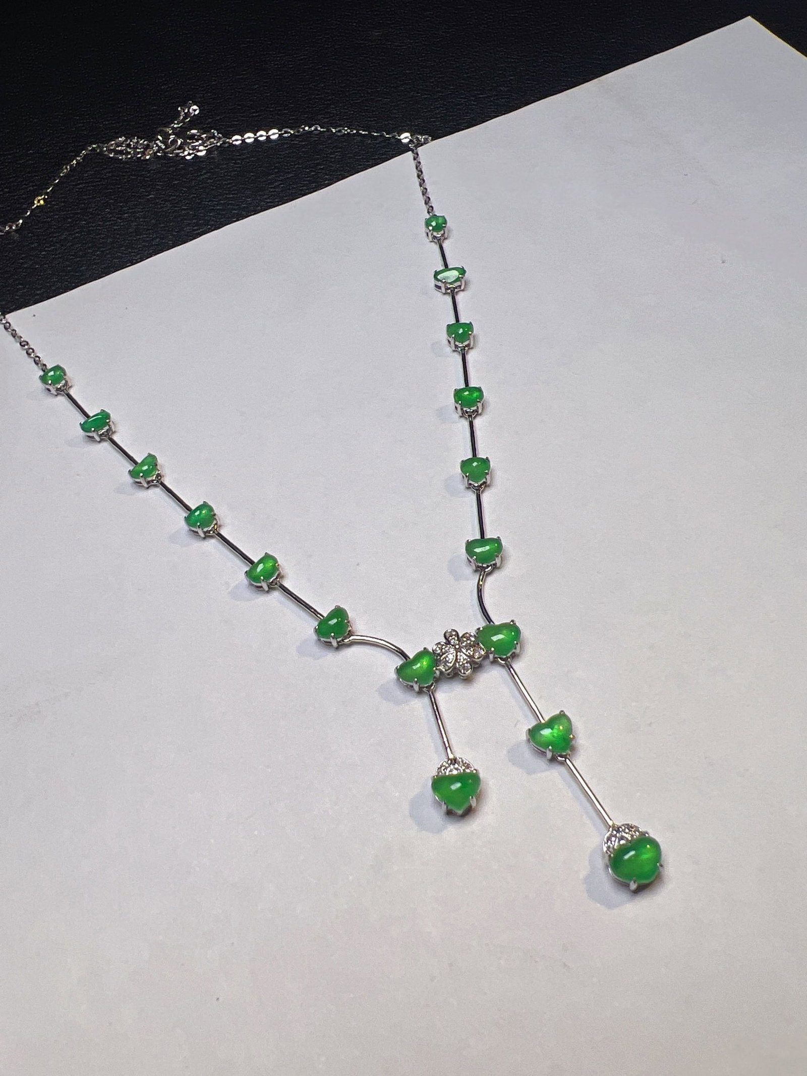 An Exquisite 18k Gold Diamond Inlaid Jadeite Necklace: An Exquisite 18k Gold Diamond Inlaid Jadeite Necklace,Size(Loose Stone):0.2inx0.1in,0.2inx0.1in,0.2inx0.2in 18k金钻镶嵌翡翠项链