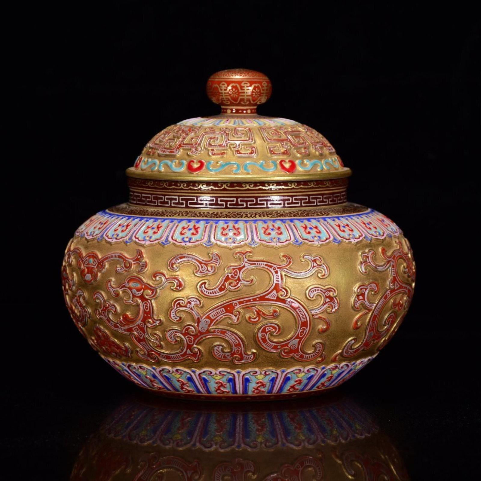 An Exquisite Enamel Gilt Chi-Dragon Pattern Jar with Cover: An Exquisite Enamel Gilt Chi-Dragon Pattern Jar with Cover,Qing Dynasty,China,Qianlong Six-character Mark,Size:5.5inx5.9in 珐琅彩鎏金螭龙纹盖Ņ