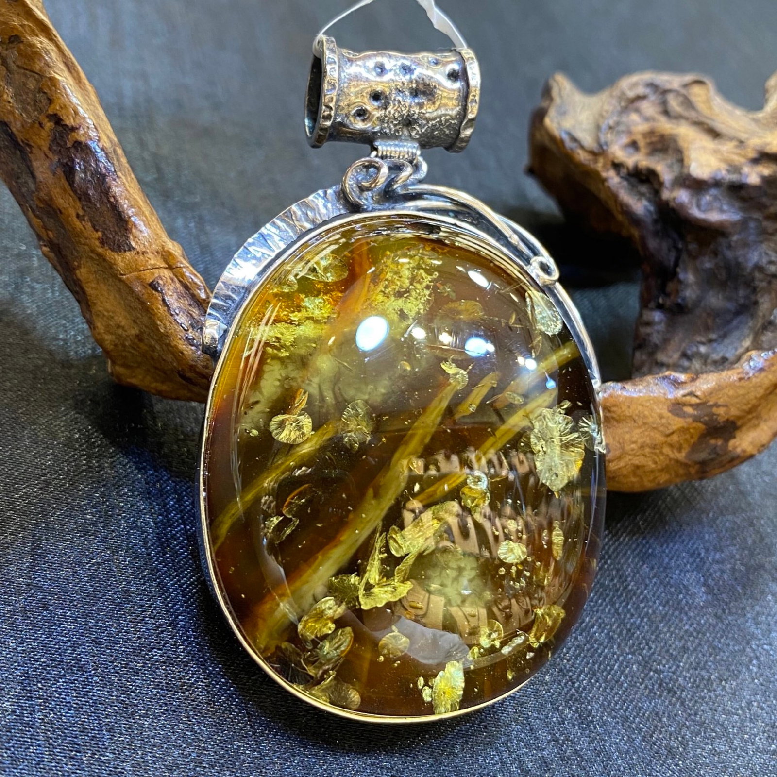 An Exquisite Beeswax Inlaid Silver Necklace: An Exquisite Beeswax Inlaid Silver Necklace,Size:1.8in,Weight:39.5g 蜜蜡镶银项链