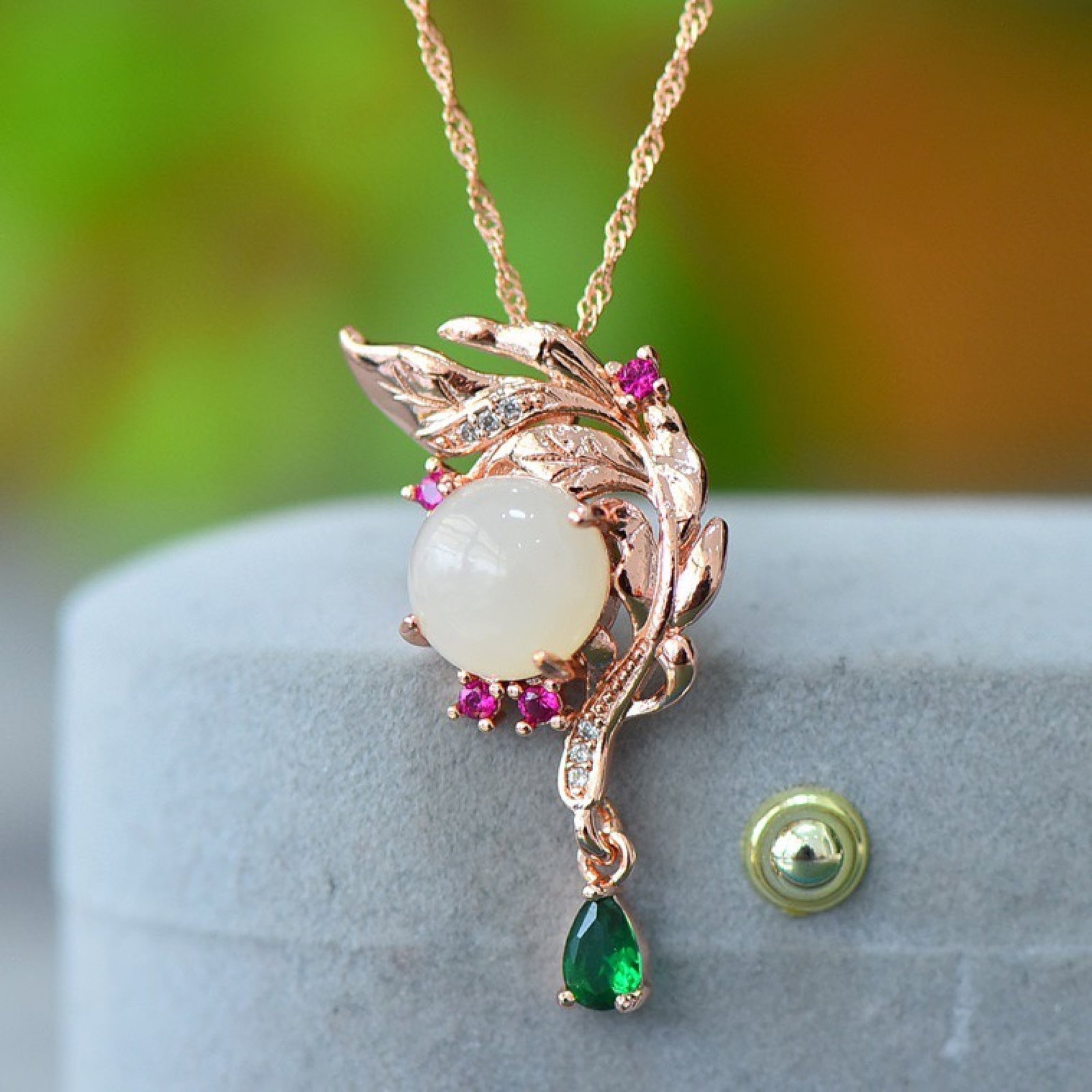 An Exquisite Bronze Inlaid White Jade Flower Necklace: An Exquisite Bronze Inlaid White Jade Flower Necklace,Size:0.4inx0.4in 铜镶白玉花卉项链