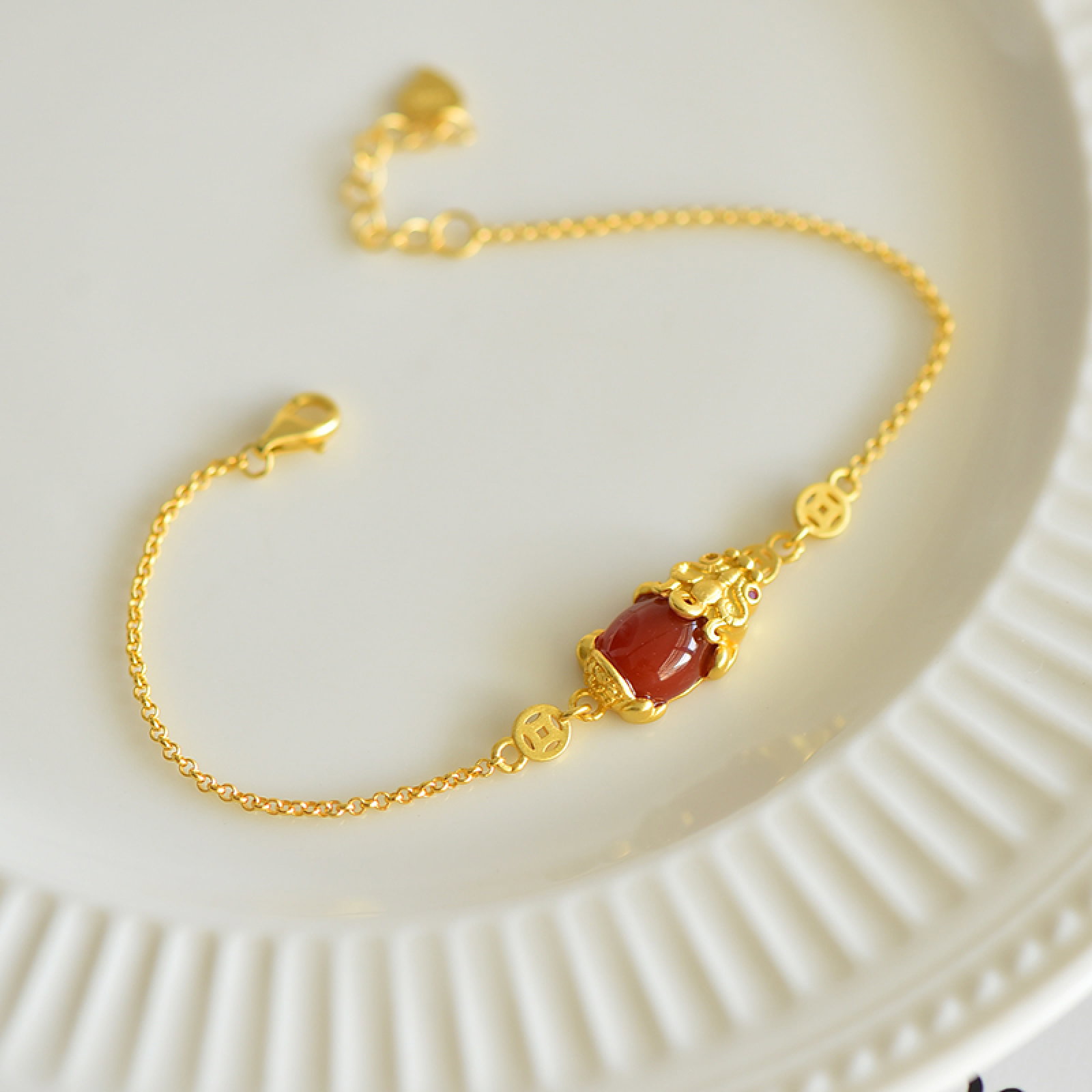 An Exquisite Sterling Silver-Gold Plated Inlaid Red Agate Bracelet: An Exquisite Sterling Silver-Gold Plated Inlaid Red Agate Bracelet,Size:0.3inx0.4in 纯银镀金镶红玛瑙手链