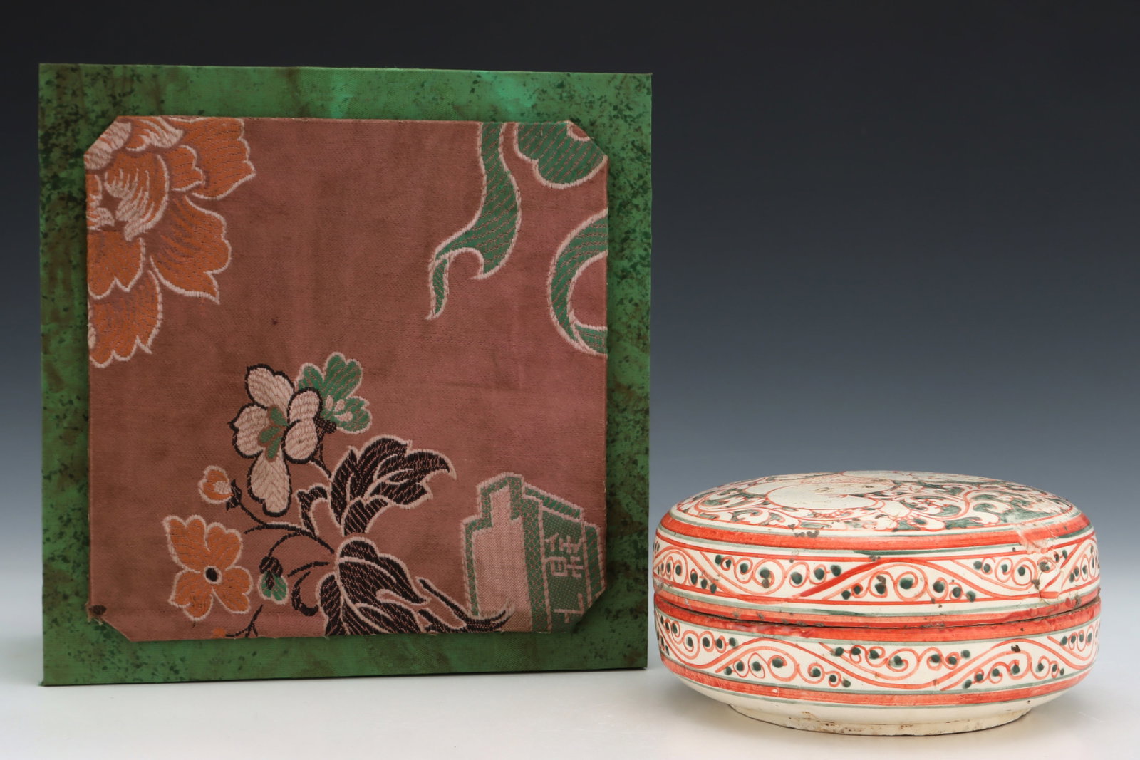 An Exquisite Cizhou yao Red-and-Green Glazed Figure Pattern Box with Cover: An Exquisite Cizhou yao Red-and-Green Glazed Figure Pattern Box with Cover,Song Dynasty,China,Size:3inx6.1in