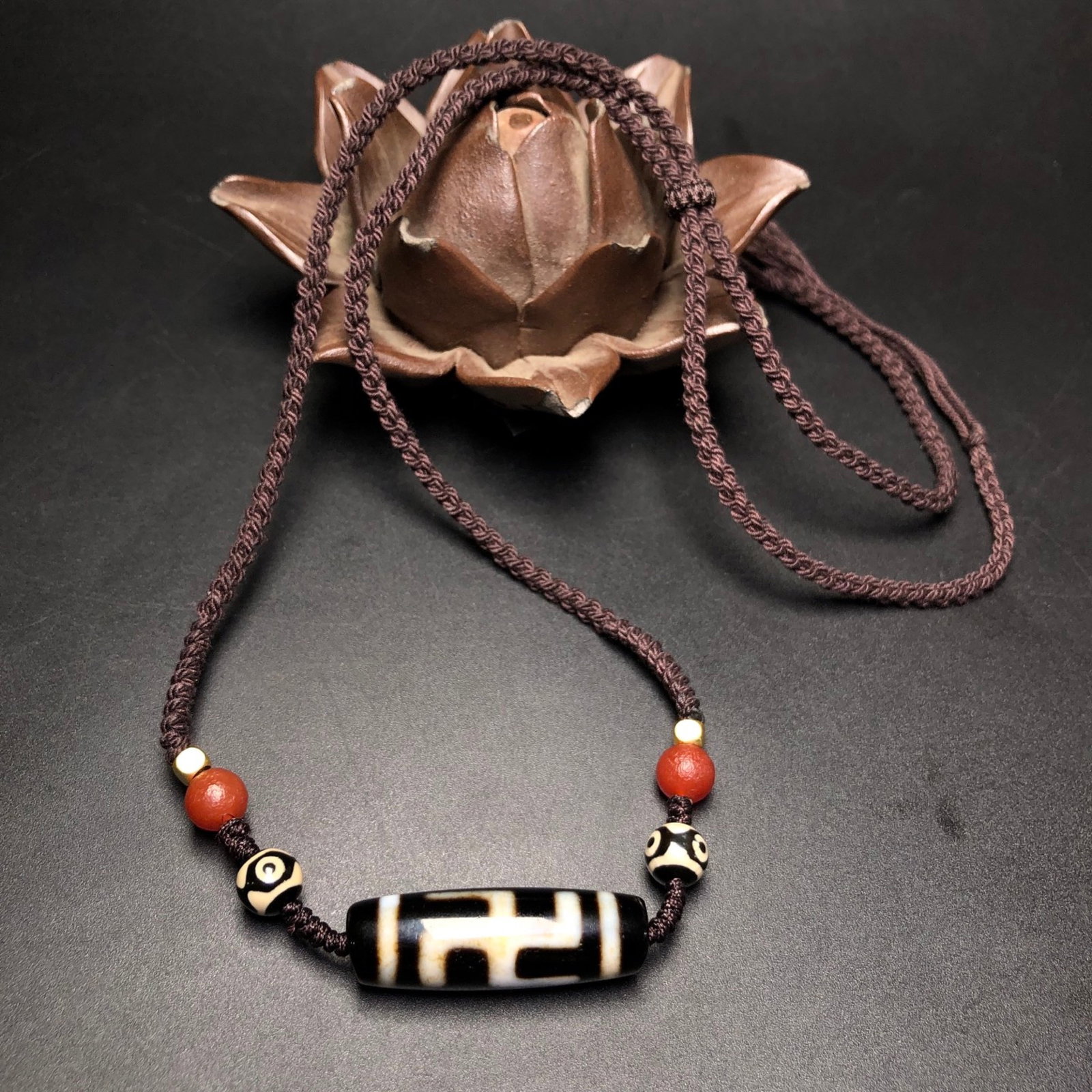 A Precious Dzi Bead Necklace: A Precious Dzi Bead Necklace,Size:1.5inx0.5in,Weight:15g 天珠项链