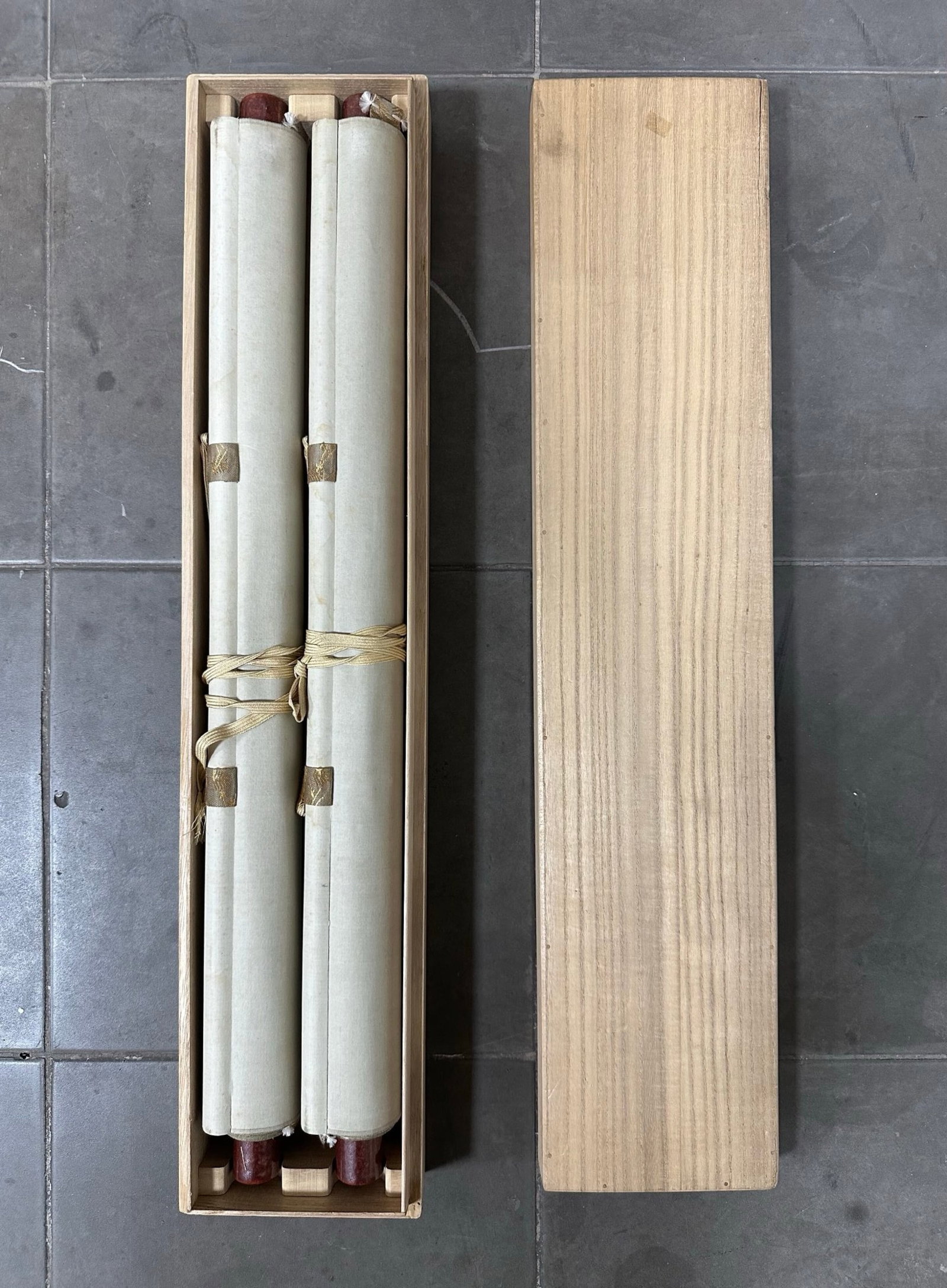 A Set of Chinese Vertical Scroll Ink Painting of Character and Story on Paper: A Set of Chinese Vertical Scroll Ink Painting of Character and Story on Paper,Fu Baoshi,Size:16.5inx37in*2 一套中国水墨人物故事画ĺ