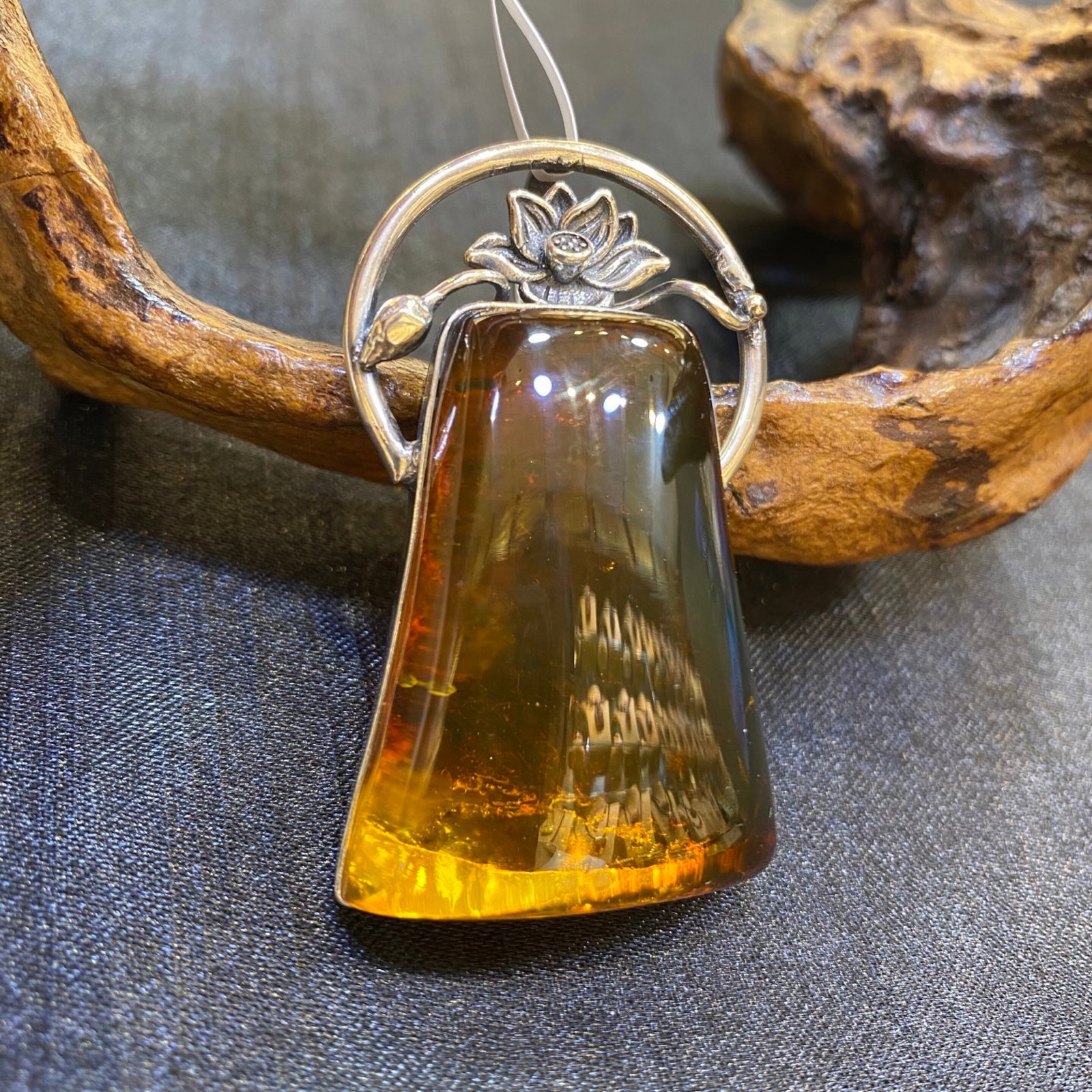 An Exquisite Beeswax Inlaid Silver Necklace: An Exquisite Beeswax Inlaid Silver Necklace,Size:1.1in,Weight:15.9g 蜜蜡镶银项链