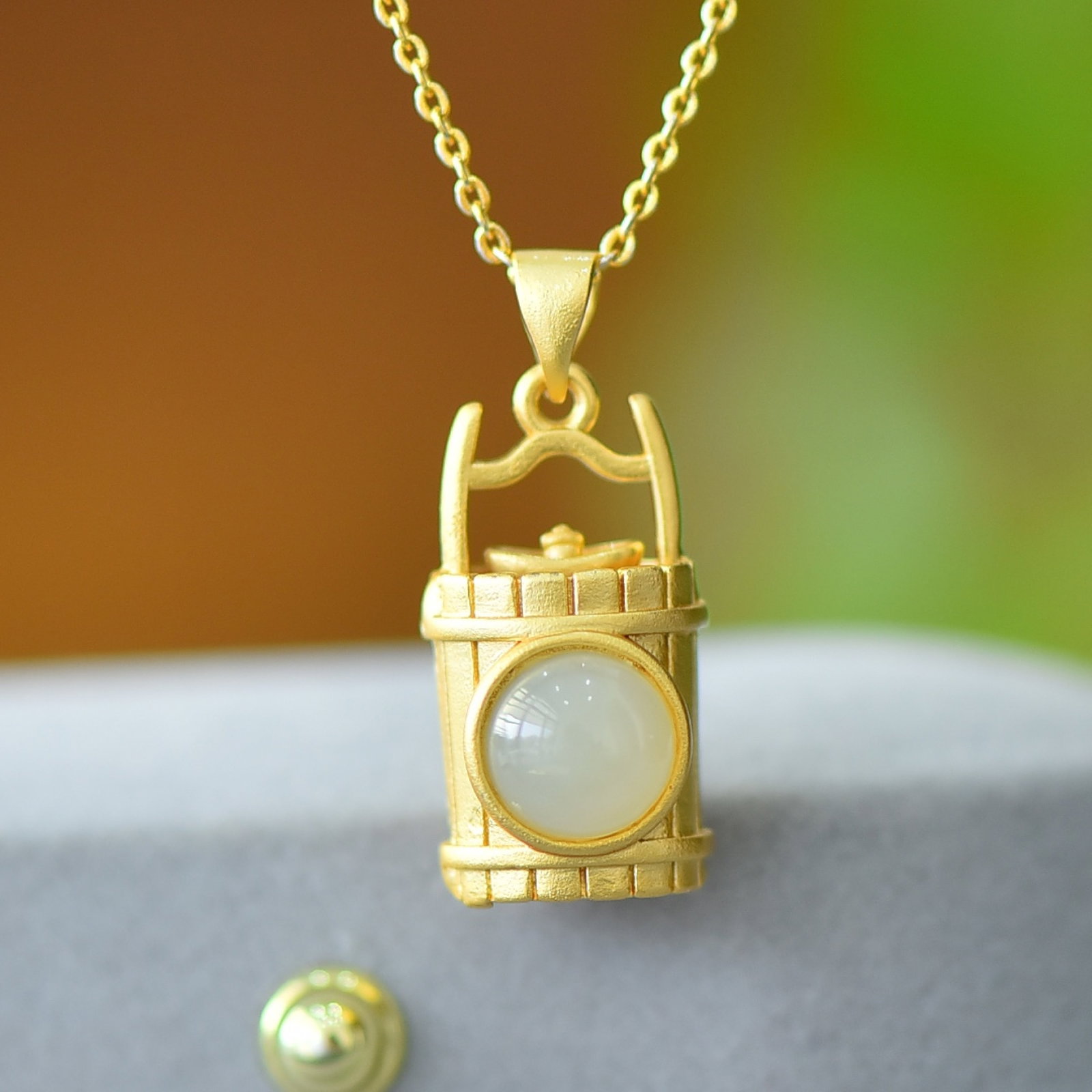 An Exquisite Bronze-Gold Plated Inlaid White Jade Necklace: An Exquisite Bronze-Gold Plated Inlaid White Jade Necklace,Size:0.3inx0.3in 铜镀金镶白玉项链