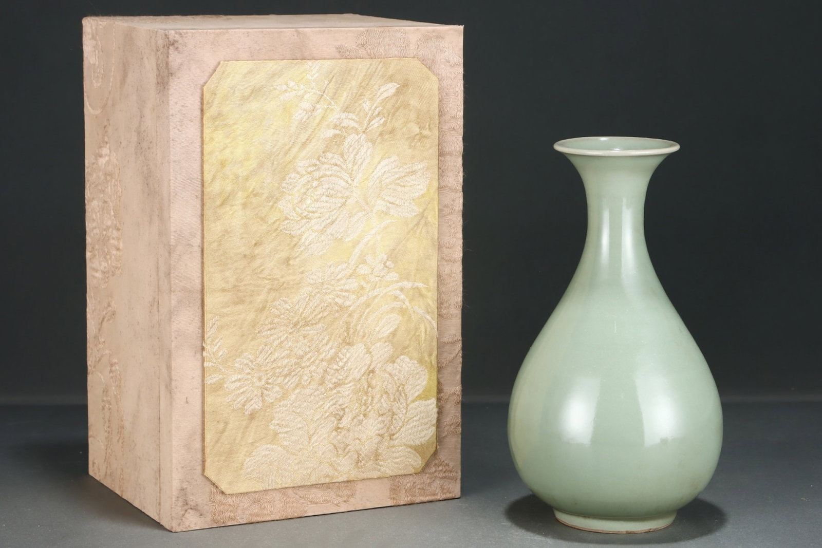 An Exquisite Longquan yao Vase: An Exquisite Longquan yao Vase,Yuan Dynasty,China,Size:9.4inx5.4in 龙泉窑瓶,中国元代