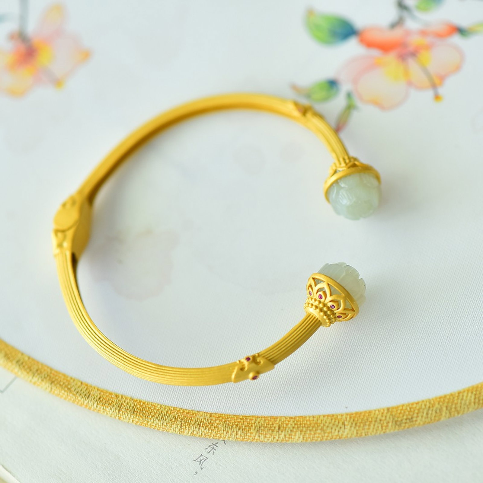 An Exquisite Sterling Silver-Gold Plated Inlaid White Jade Bracelet: An Exquisite Sterling Silver-Gold Plated Inlaid White Jade Bracelet,Size:0.4inx0.4in 纯银镀金镶白玉手镯