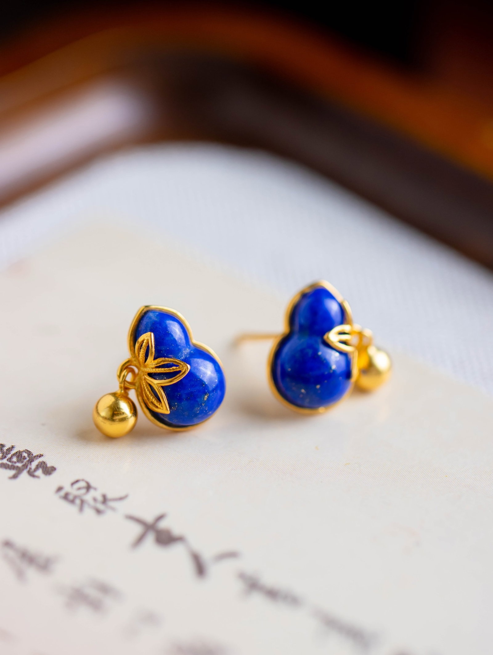 A Pair of Exquisite Sterling Silver-Gold Plated Inlaid Lapis Lazuli Gourd Earrings: A Pair of Exquisite Sterling Silver-Gold Plated Inlaid Lapis Lazuli Gourd Earrings 一对纯银镀金镶青金石葫芦耳钉