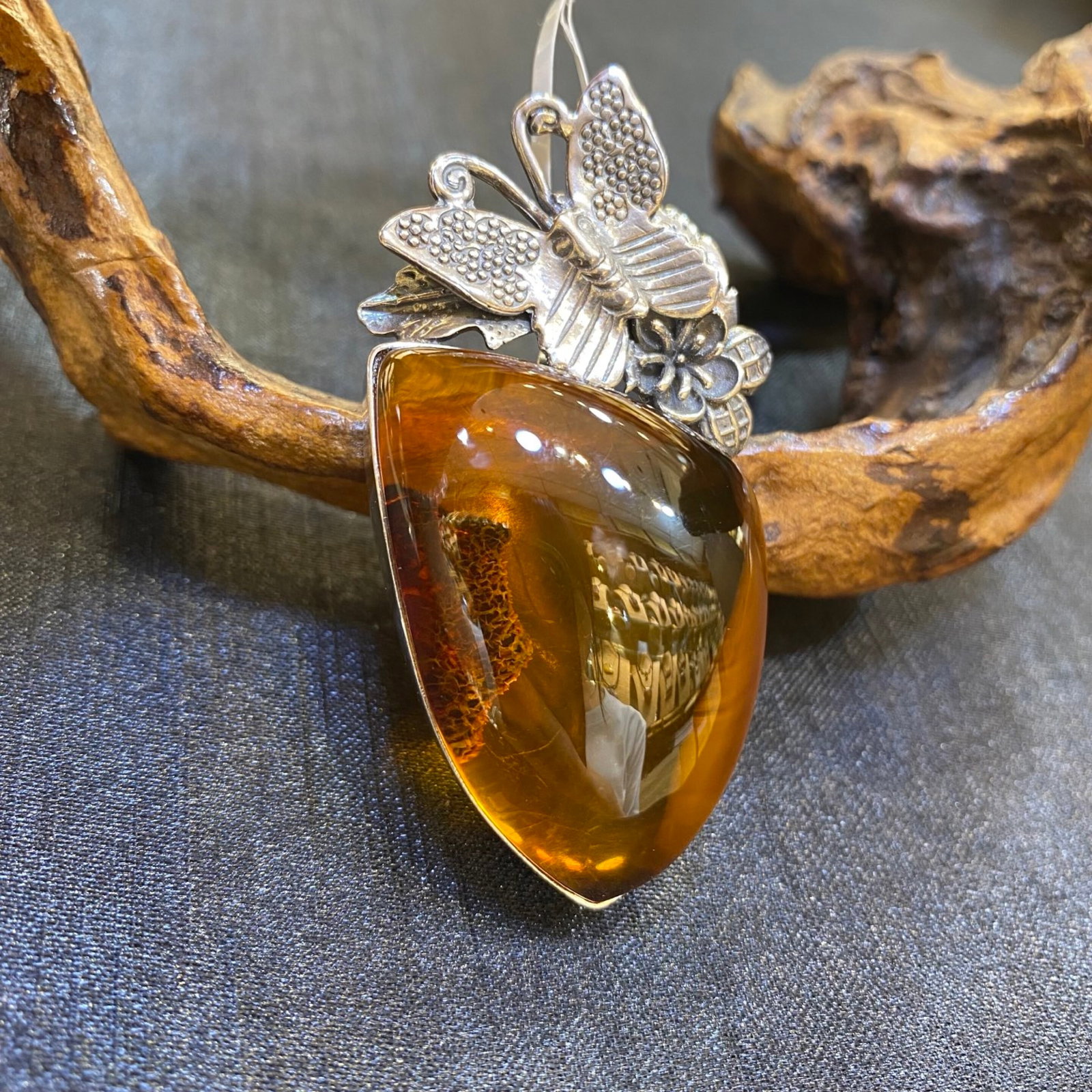 An Exquisite Beeswax Inlaid Silver Necklace: An Exquisite Beeswax Inlaid Silver Necklace,Size:1.3in,Weight:21.5g 蜜蜡镶银项链