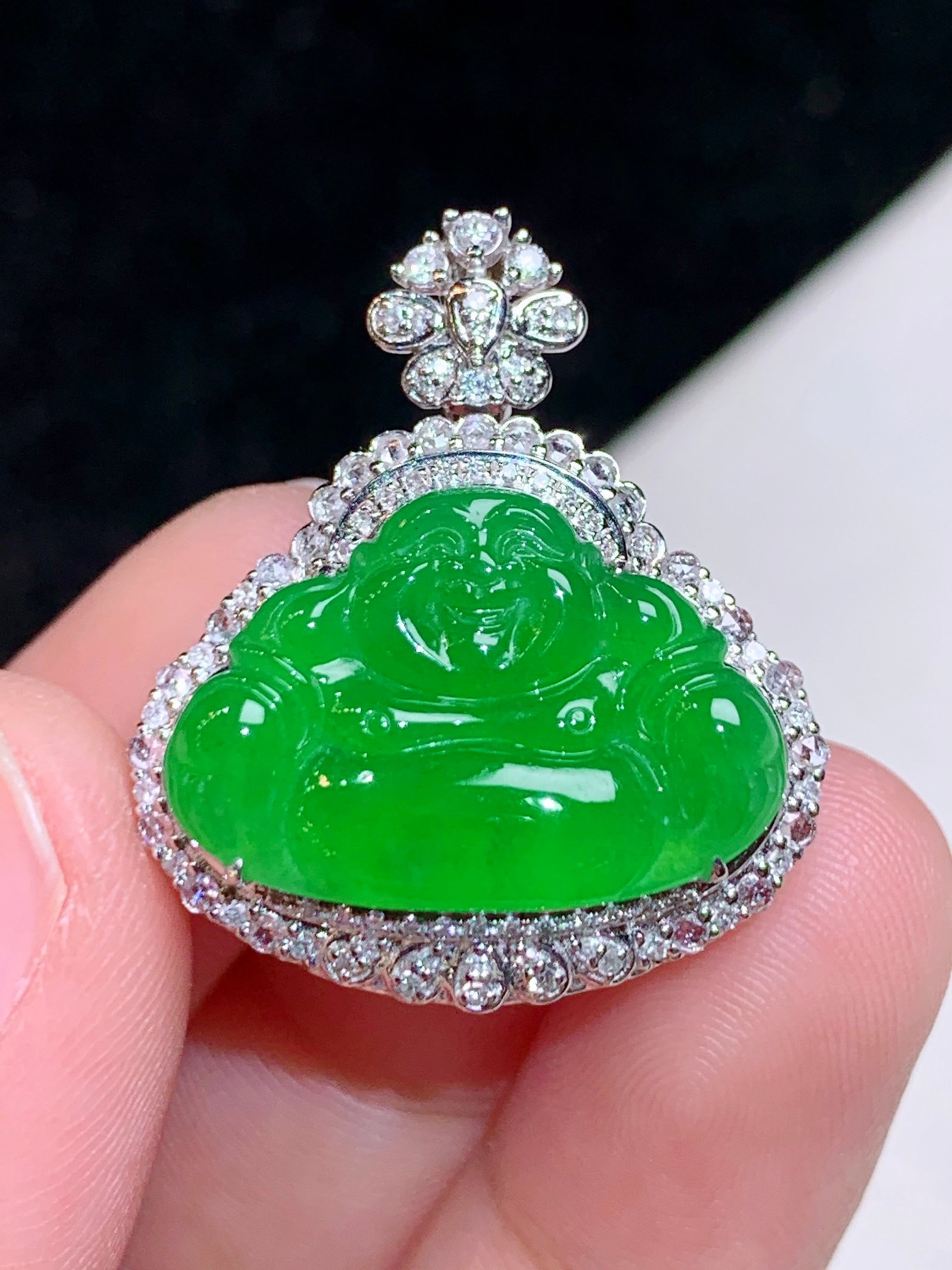 An Exquisite 18k Gold Diamond Inlaid Jadeite Pendant: An Exquisite 18k Gold Diamond Inlaid Jadeite Pendant,Size(Loose Stone):0.8inx0.5inx0.1in 18k金钻镶嵌翡翠吊坠