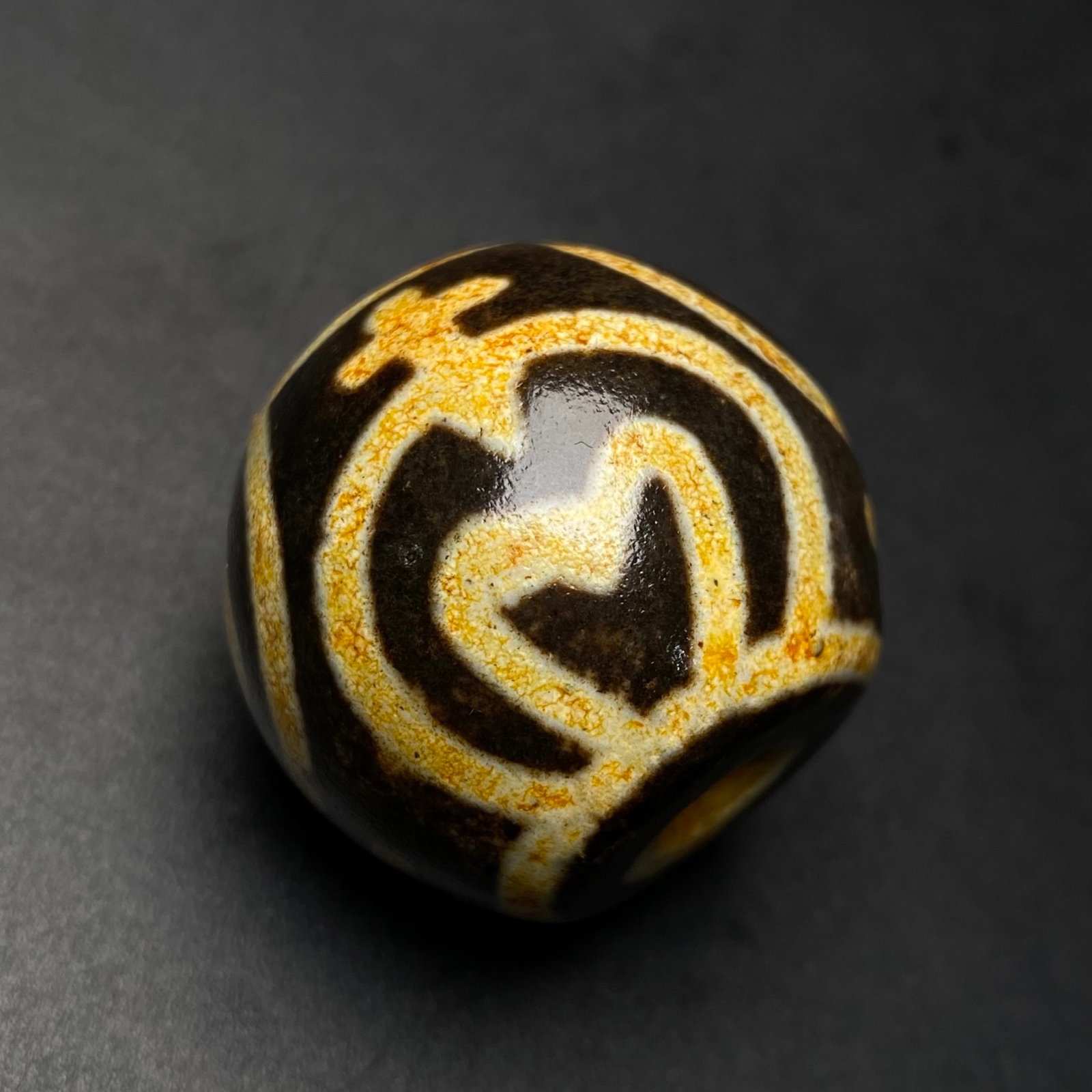 An Exquisite Dzi Bead Pendant: An Exquisite Dzi Bead Pendant,Size:1.3in,Weight:43.8g 天珠挂件