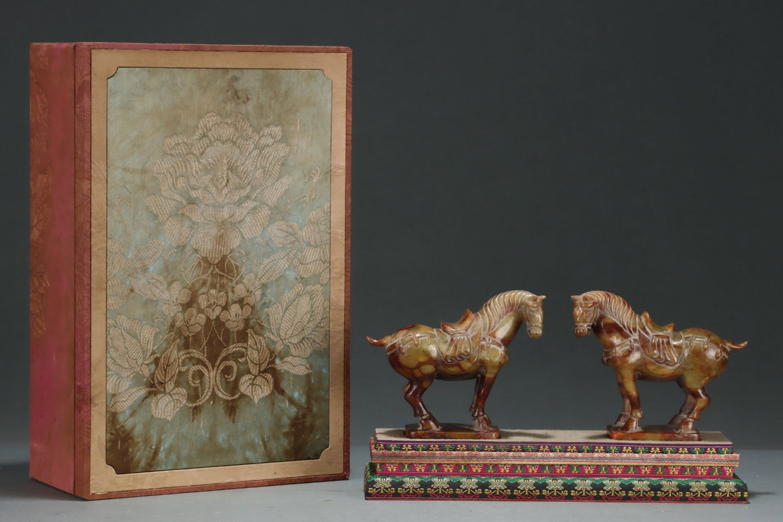 A Pair of Exquisite Archaic Jade Horse Ornaments: A Pair of Exquisite Archaic Jade Horse Ornaments,Qing Dynasty,China,Size:6.4inx2.6inx5.5in 一对高古玉骏马摆件,中国清代