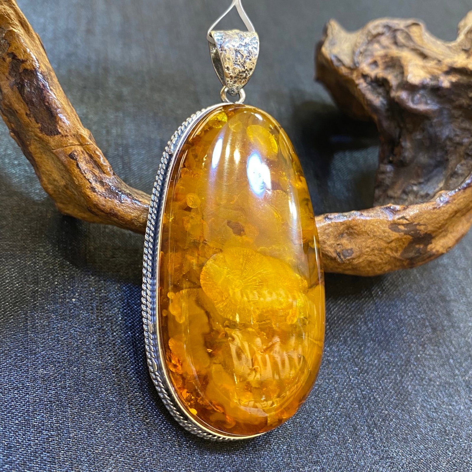 An Exquisite Beeswax Inlaid Silver Necklace: An Exquisite Beeswax Inlaid Silver Necklace,Size:1.2in,Weight:23.3g 蜜蜡镶银项链