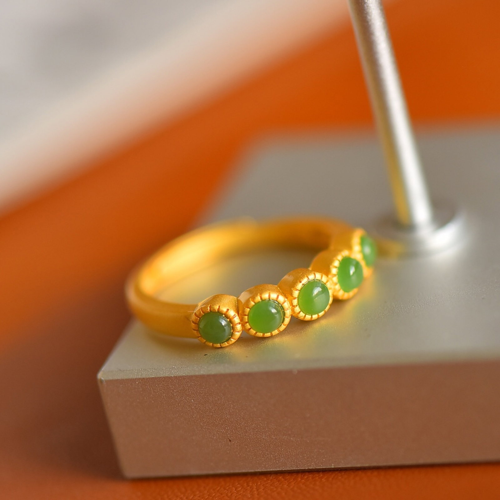 An Exquisite Sterling Silver-Gold Plated Inlaid Jasper Ring: An Exquisite Sterling Silver-Gold Plated Inlaid Jasper Ring , Size :0.1inx0.1in 纯银镀金镶碧玉戒指,尺寸:0.1inx0.1in