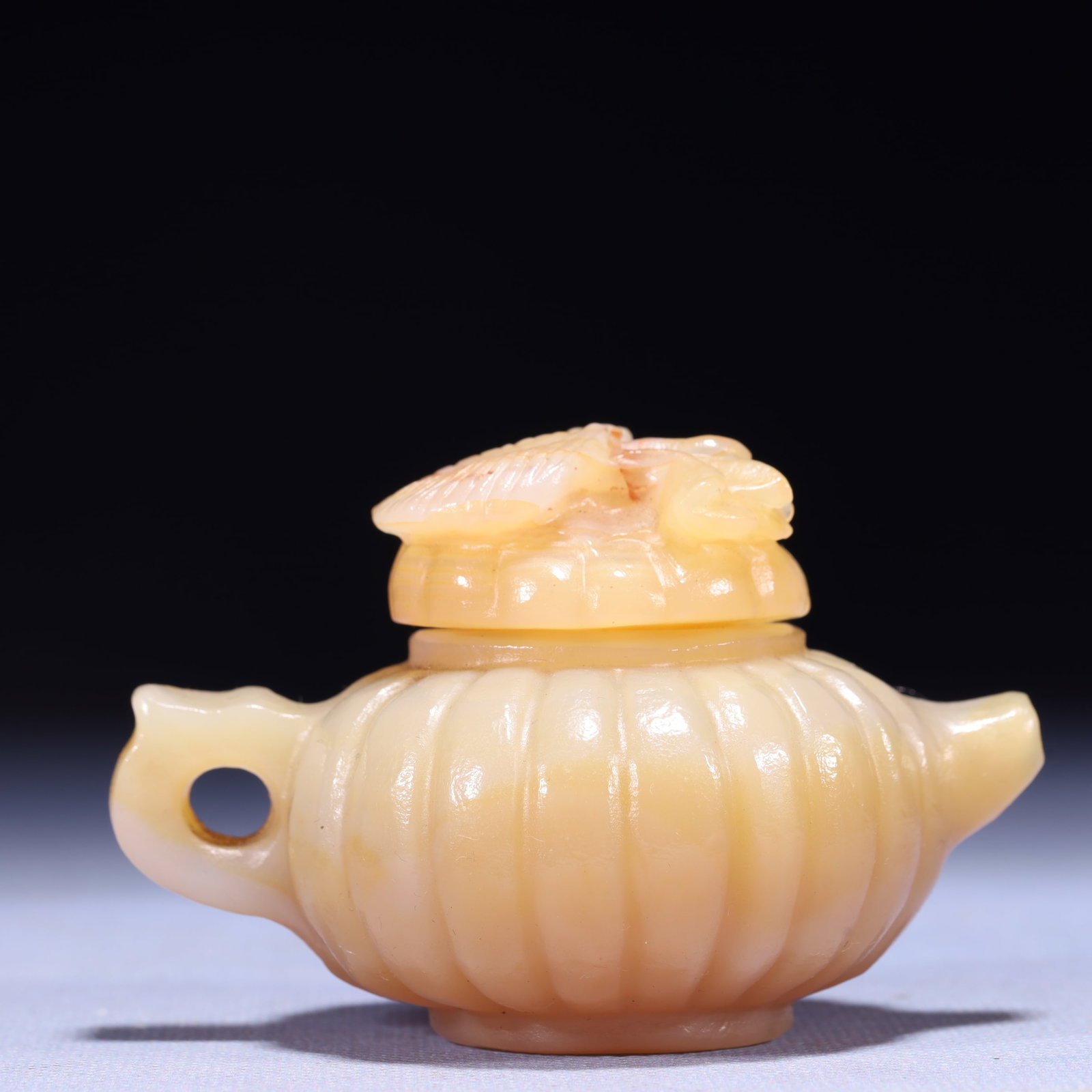 An Exquisite Agate Teapot: An Exquisite Agate Teapot,Qing Dynasty,China,Size:3.3inx2.4inx2.2in,Weight:194g 玛瑙茶壶,中国清代
