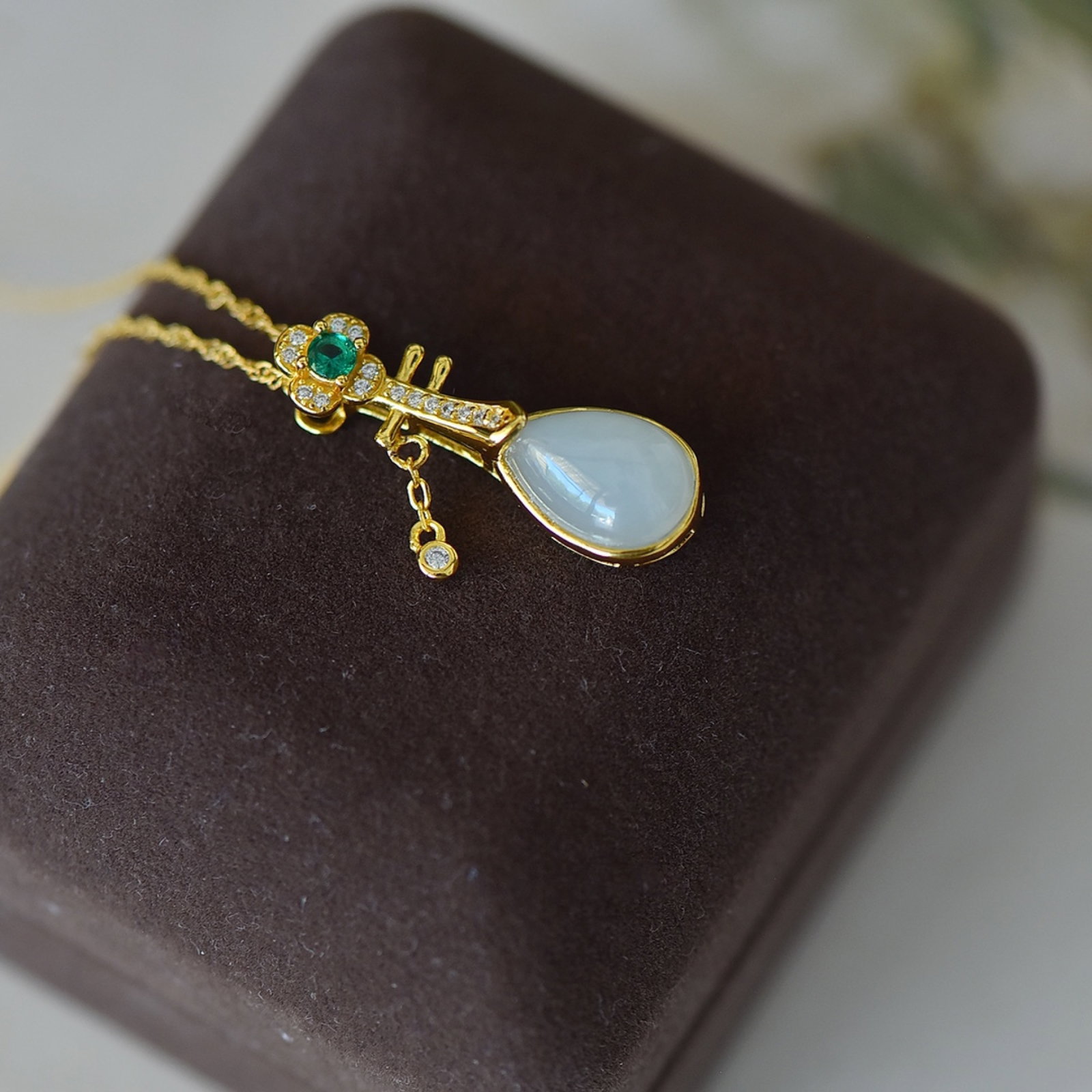 An Exquisite Sterling Silver-Gold Plated Inlaid White Jade Necklace,Inlaid Diamond: An Exquisite Sterling Silver-Gold Plated Inlaid White Jade Necklace,Inlaid Diamond,Size:0.3inx0.5in 纯银镀金镶白玉项链,嵌钻石